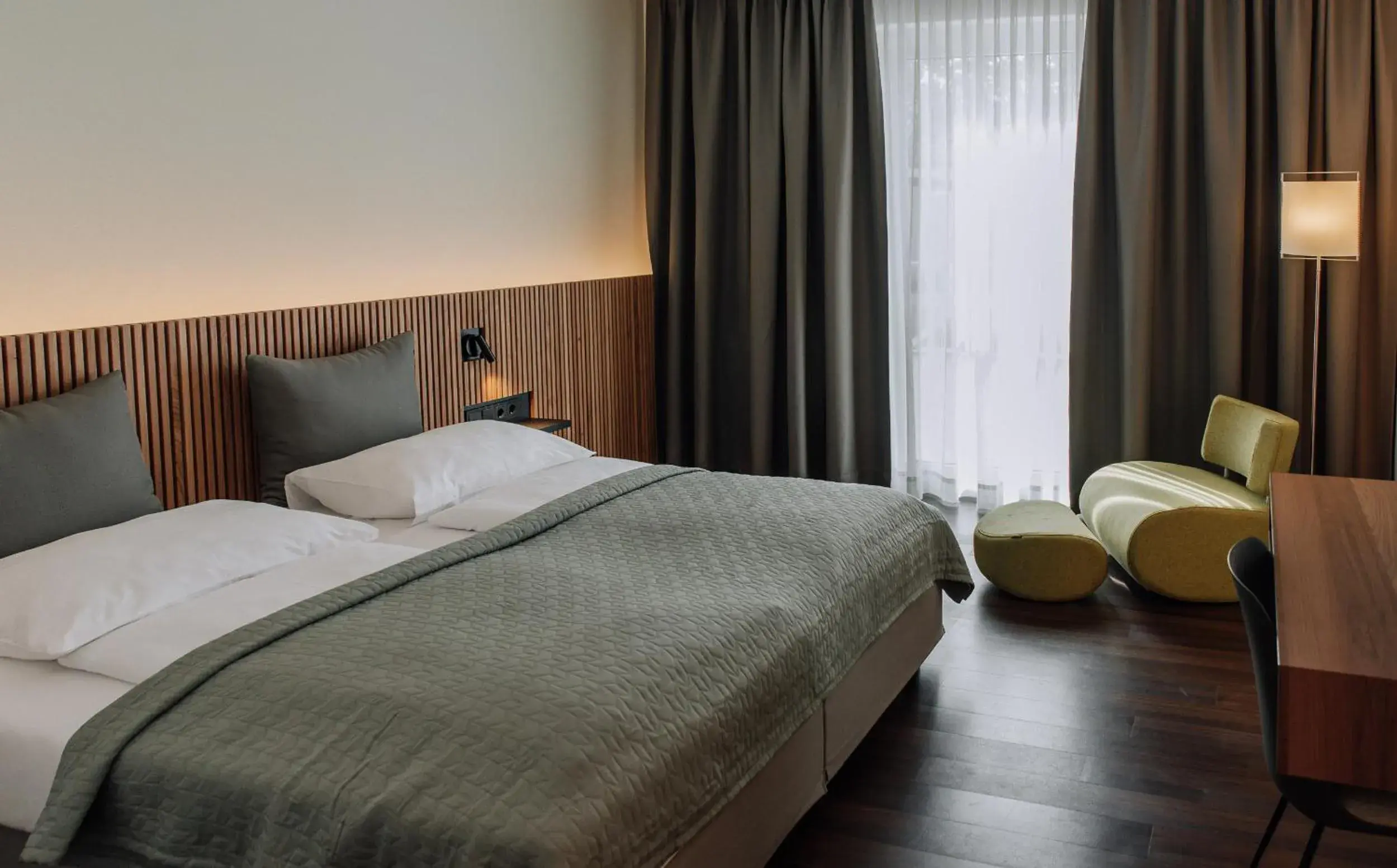 Photo of the whole room, Bed in HEINHOTEL Vienna Airport