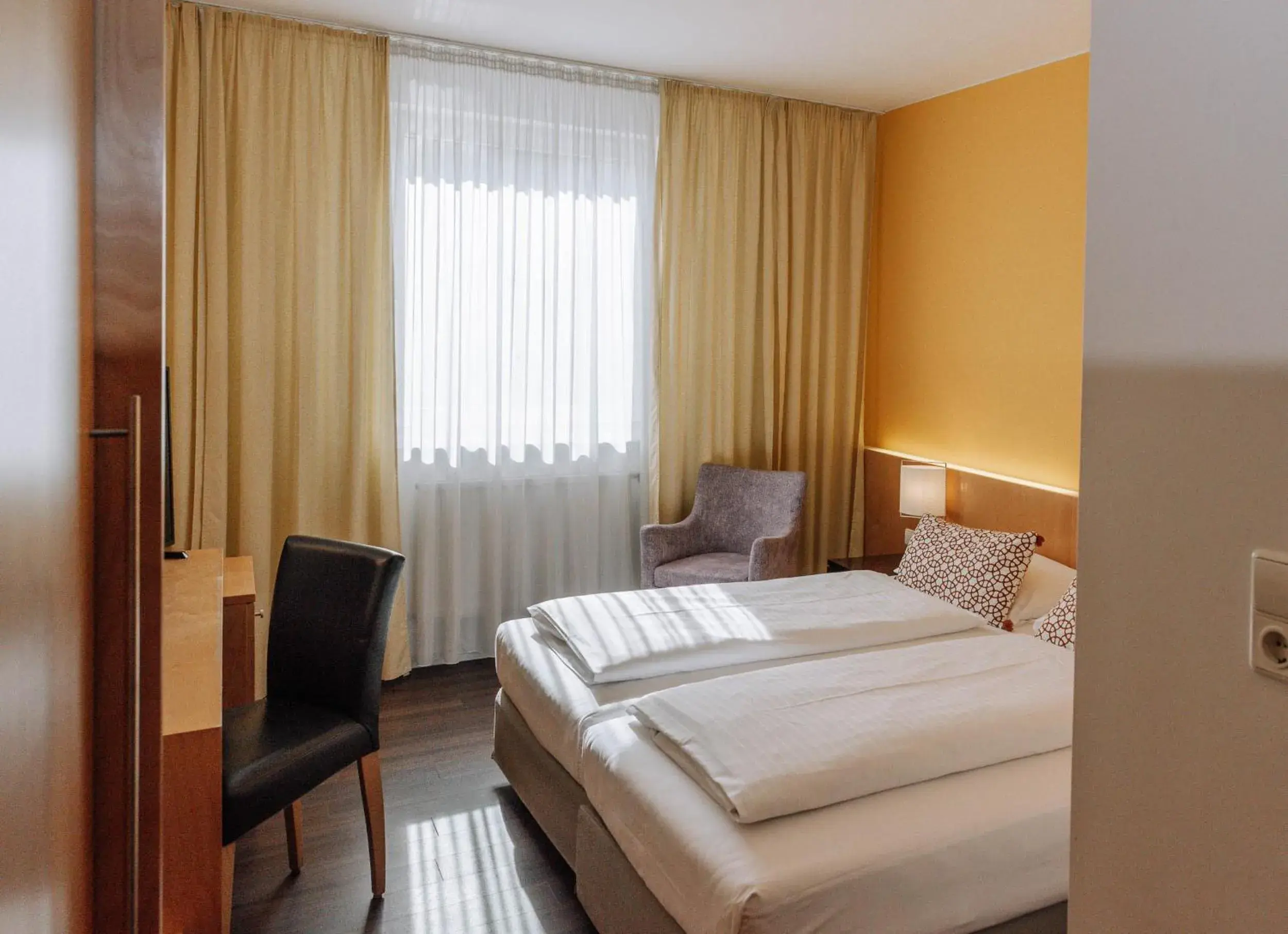 Photo of the whole room, Bed in HEINHOTEL Vienna Airport