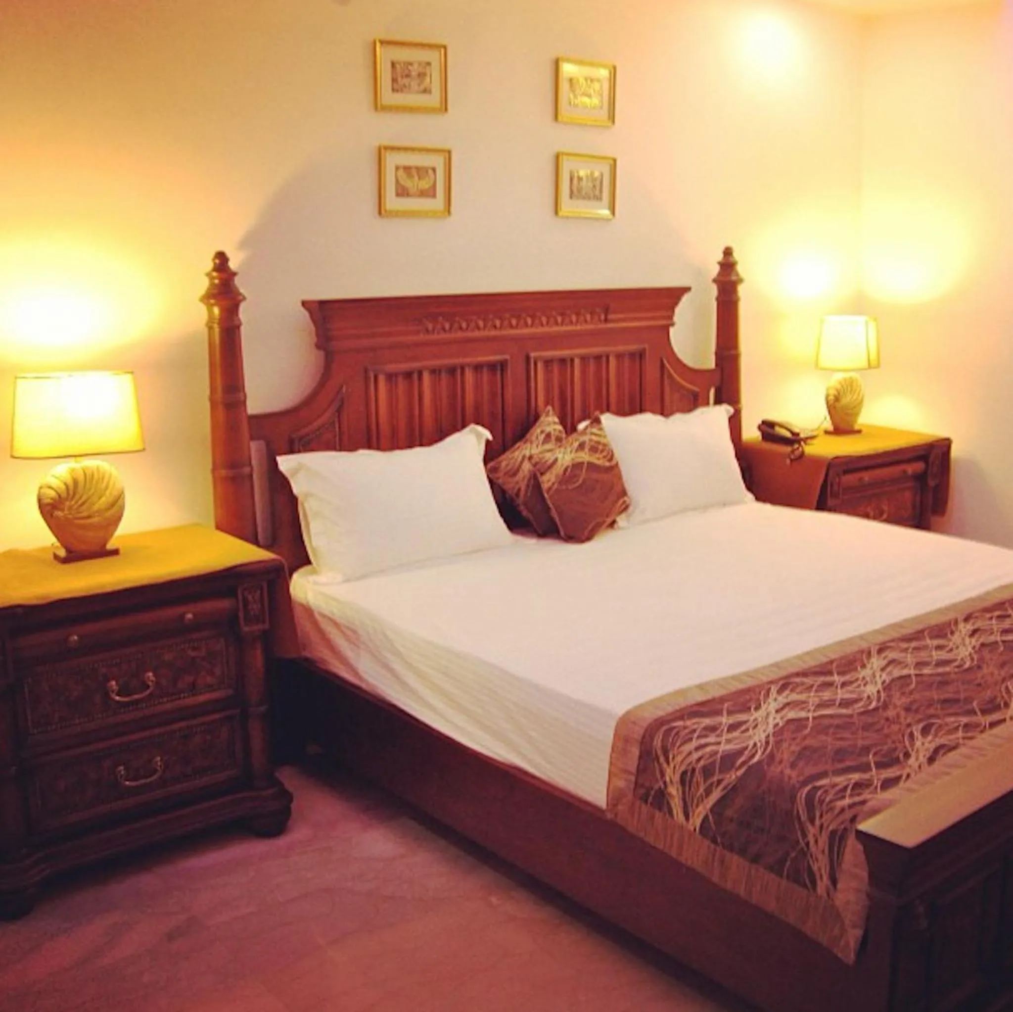 Bed in Skylink Suites Bed & Breakfast