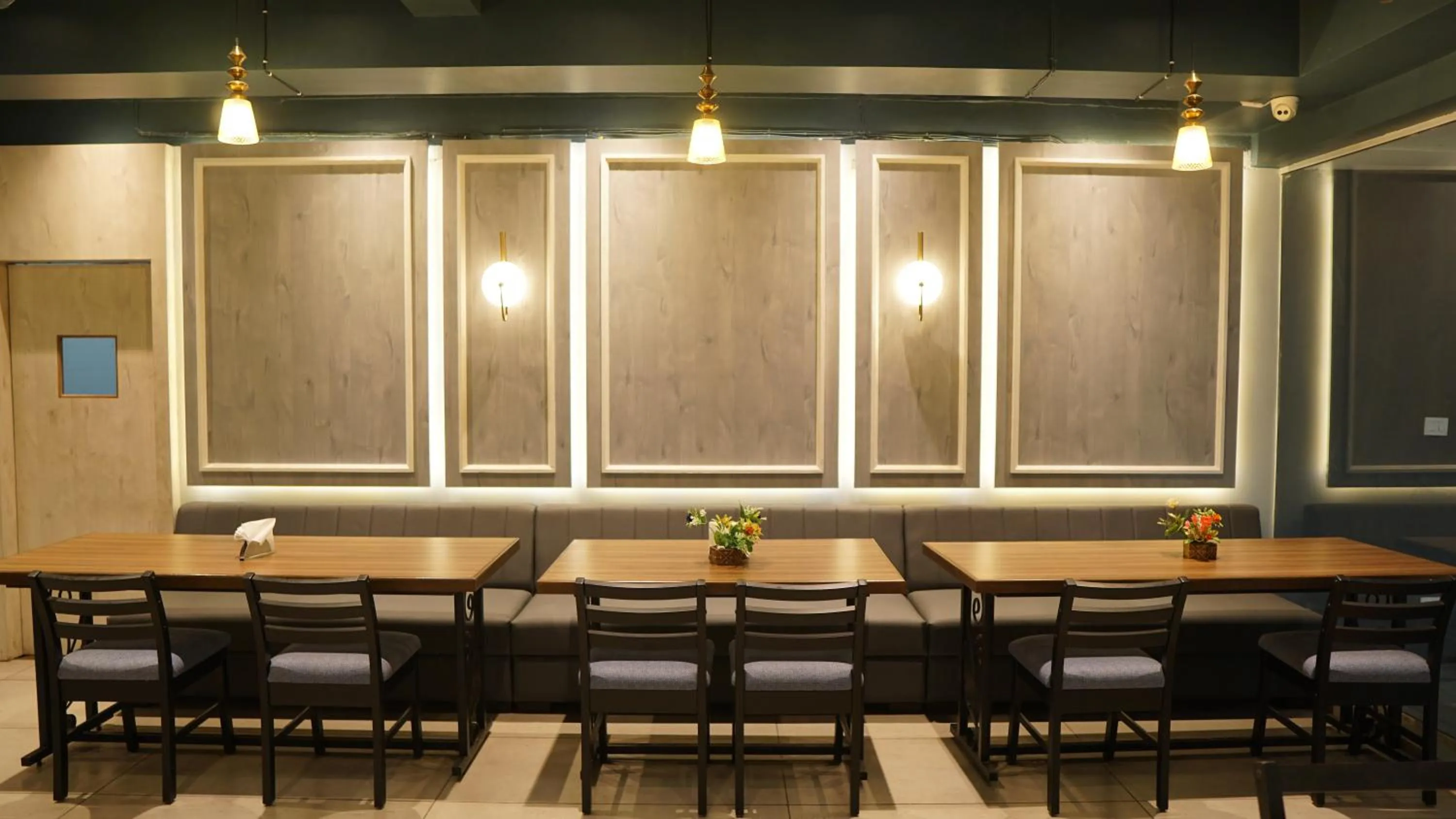 Restaurant/places to eat in Hotel The Onyx