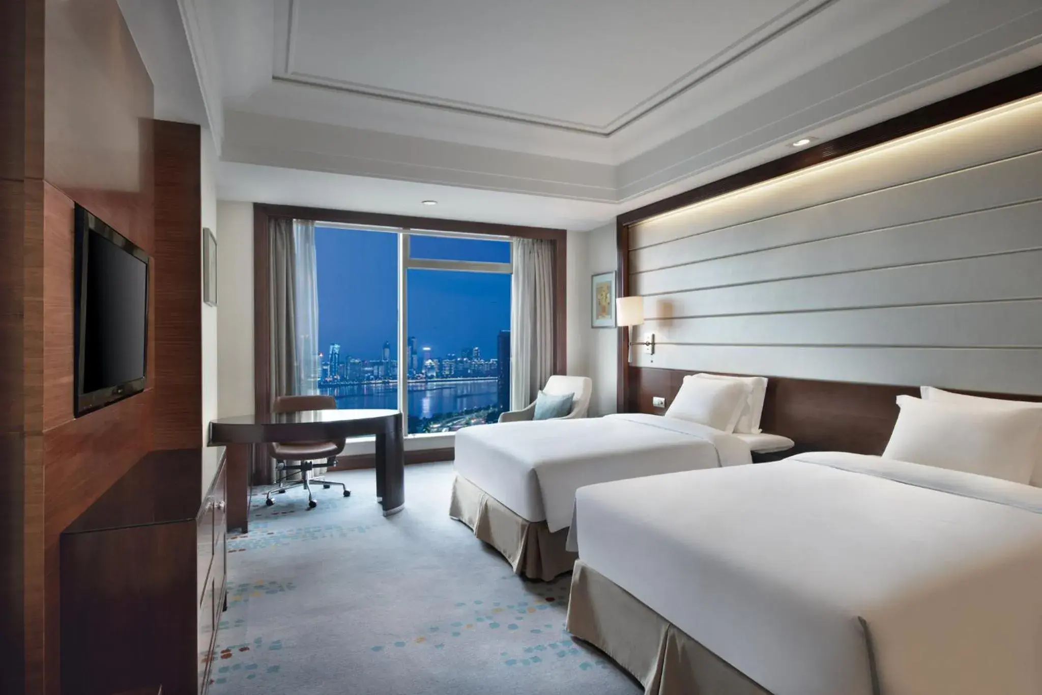 Standard Room with Two Twin Beds - River View Smoking in Crowne Plaza Nanchang Riverside by IHG Standard Room with Two Twin Beds - River View Smoking in Crowne Plaza Nanchang Riverside by IHG