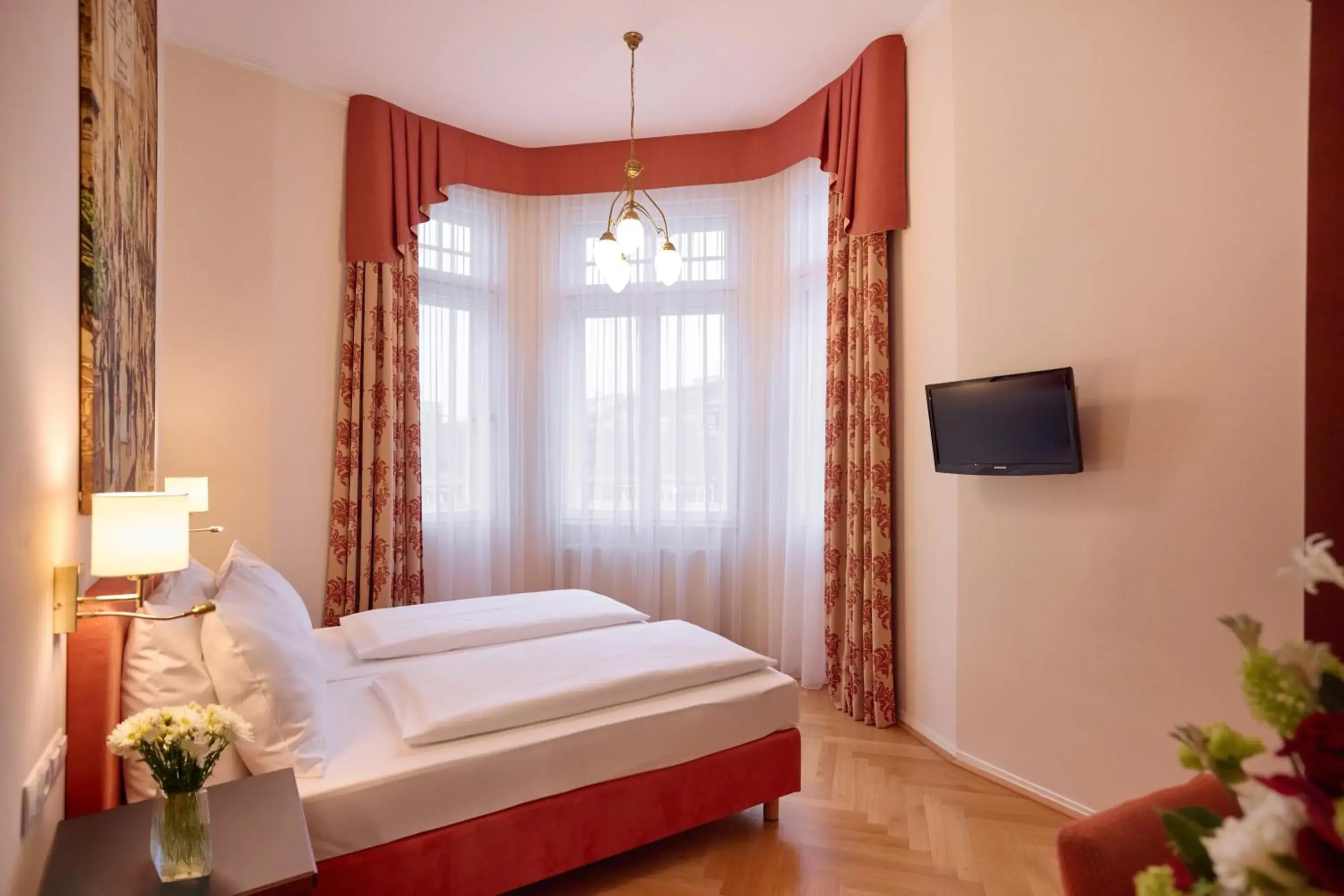 Photo of the whole room, Bed in Hotel Johann Strauss Photo of the whole room, Bed in Hotel Johann Strauss