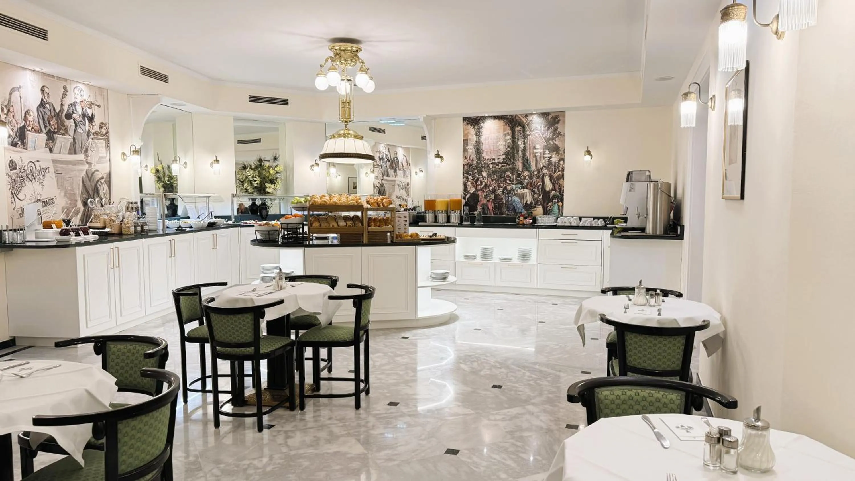 Breakfast in Hotel Johann Strauss