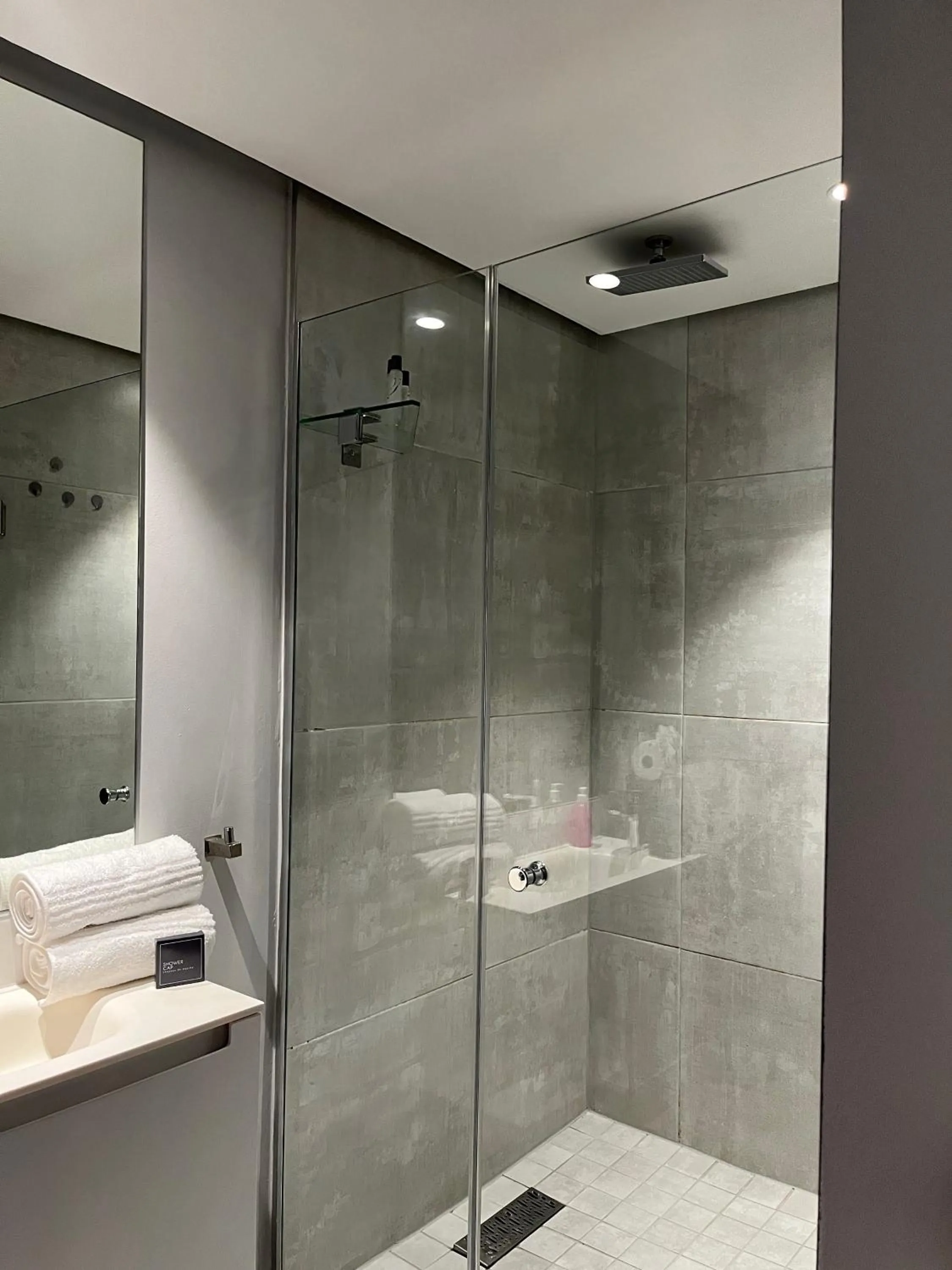 Bathroom in Urban Elephant 16 On Bree