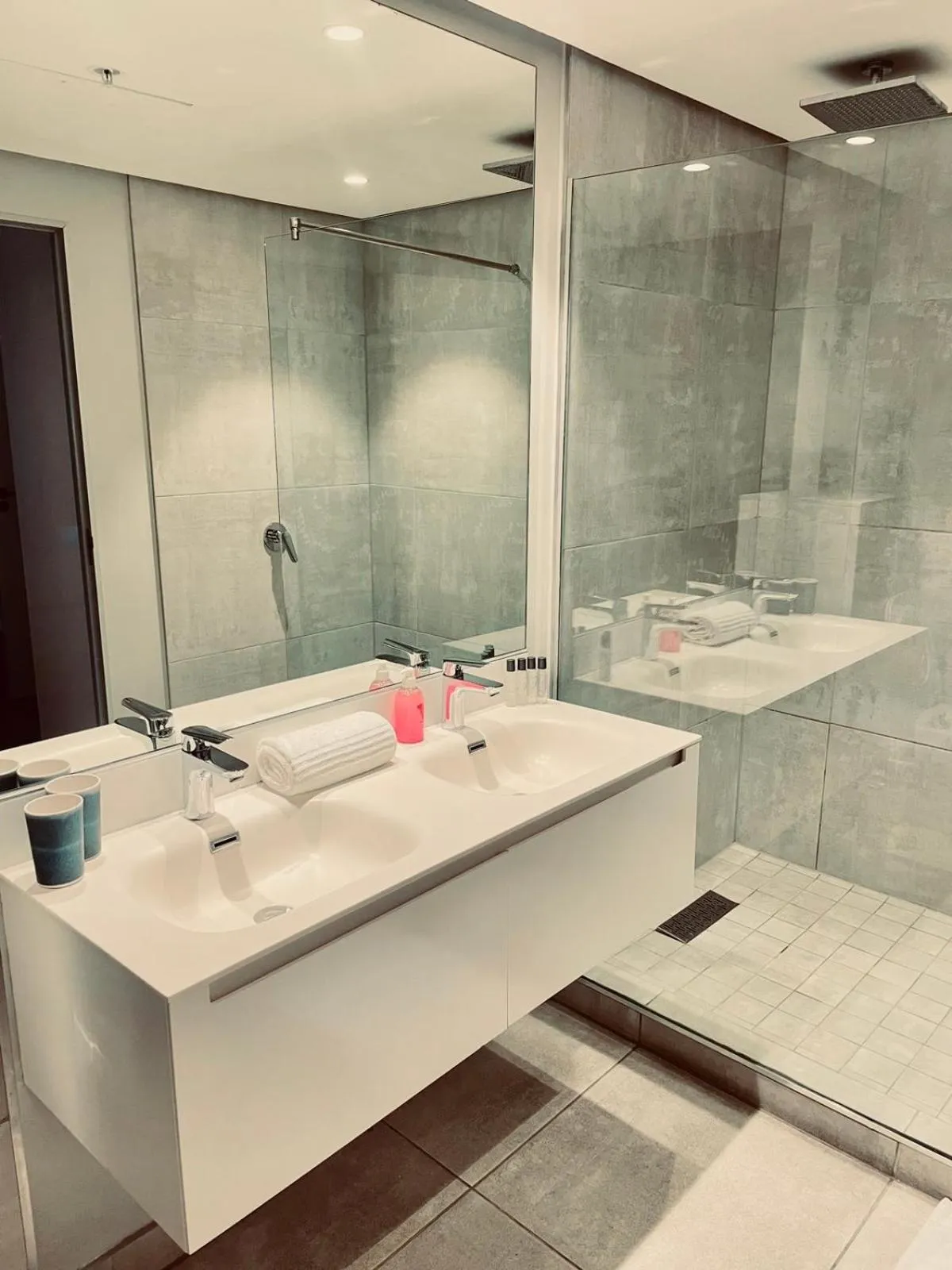 Bathroom in Urban Elephant 16 On Bree