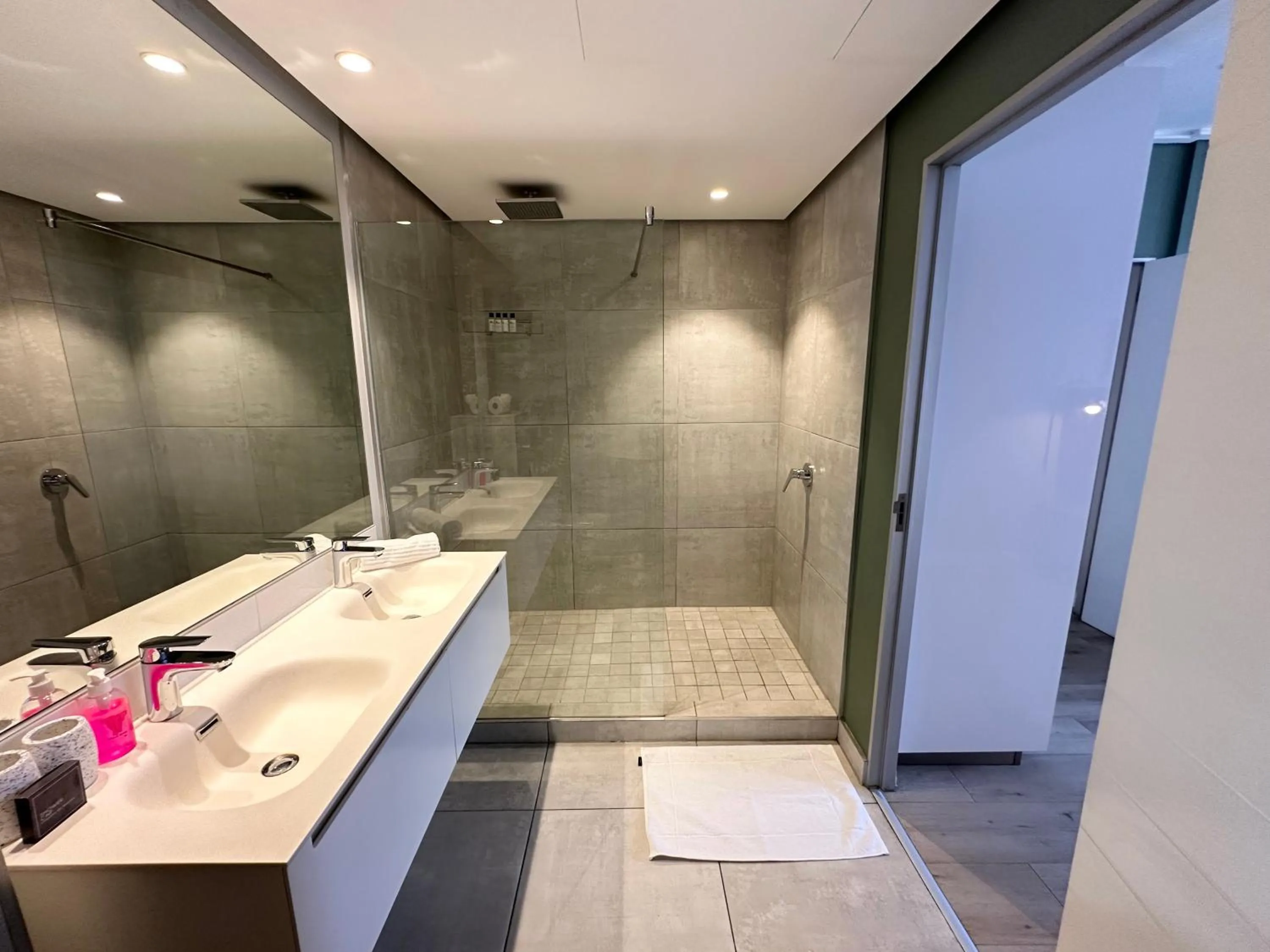 Shower in Urban Elephant 16 On Bree