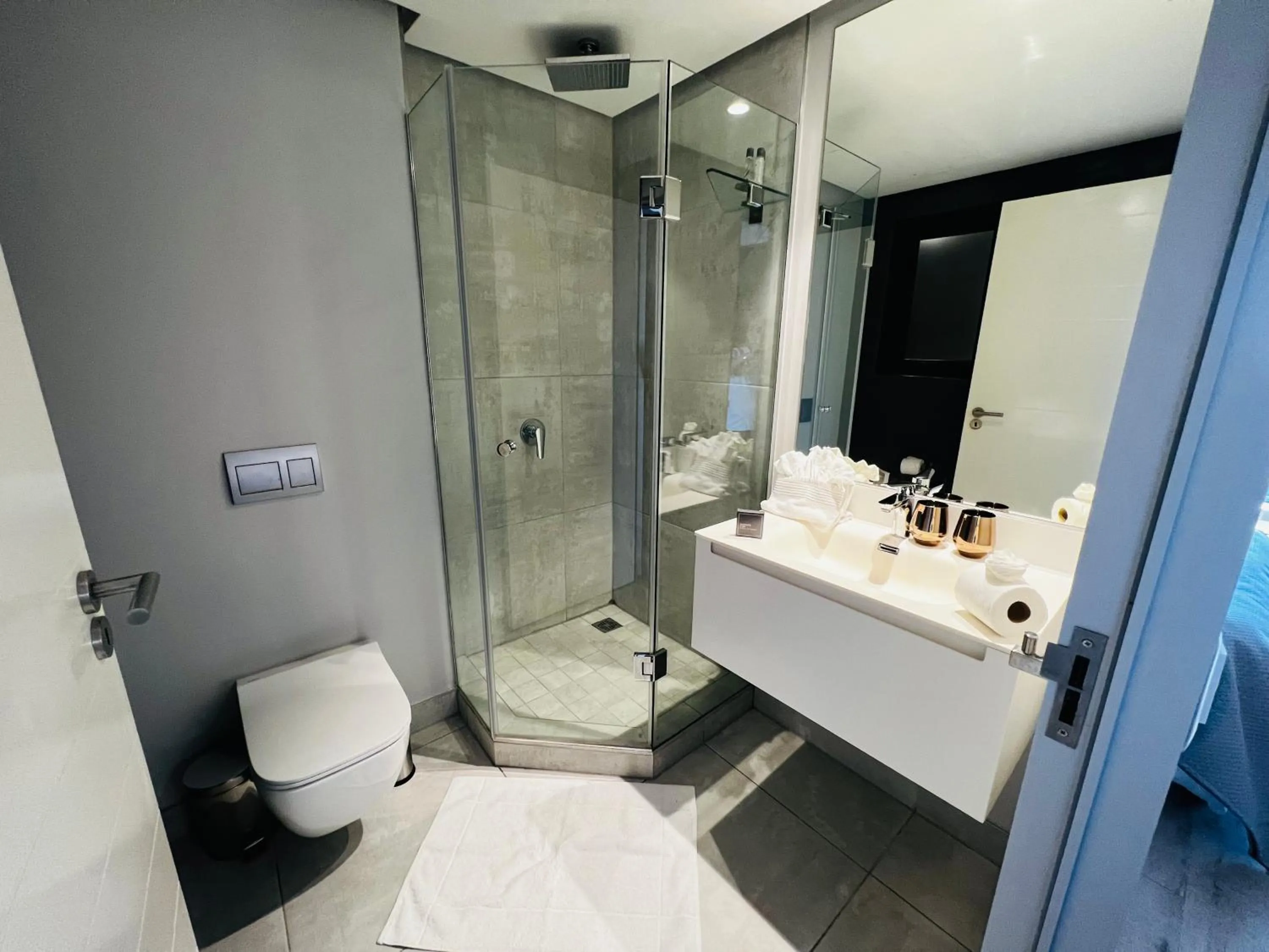 Bathroom in Urban Elephant 16 On Bree