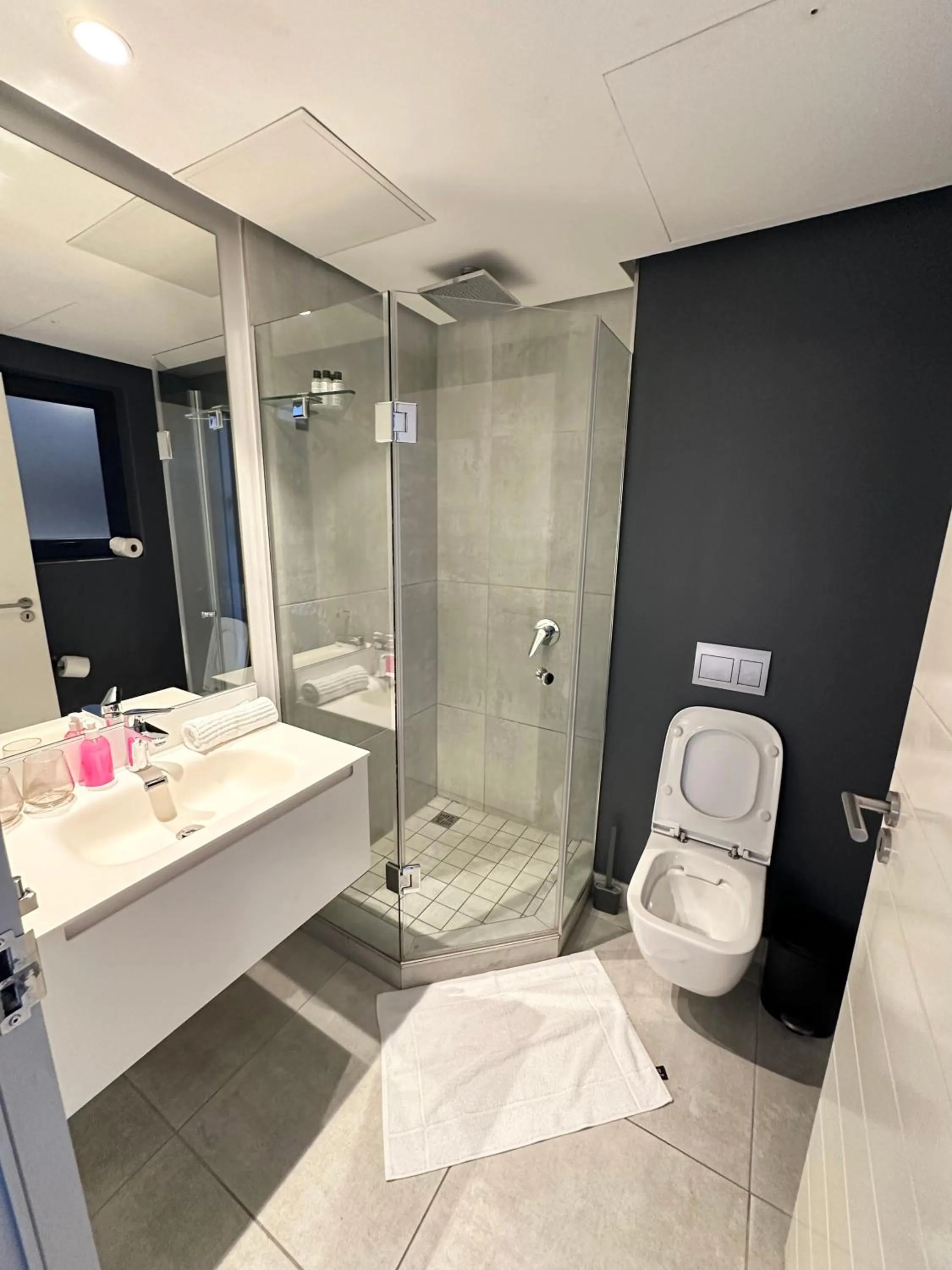 Bathroom in Urban Elephant 16 On Bree