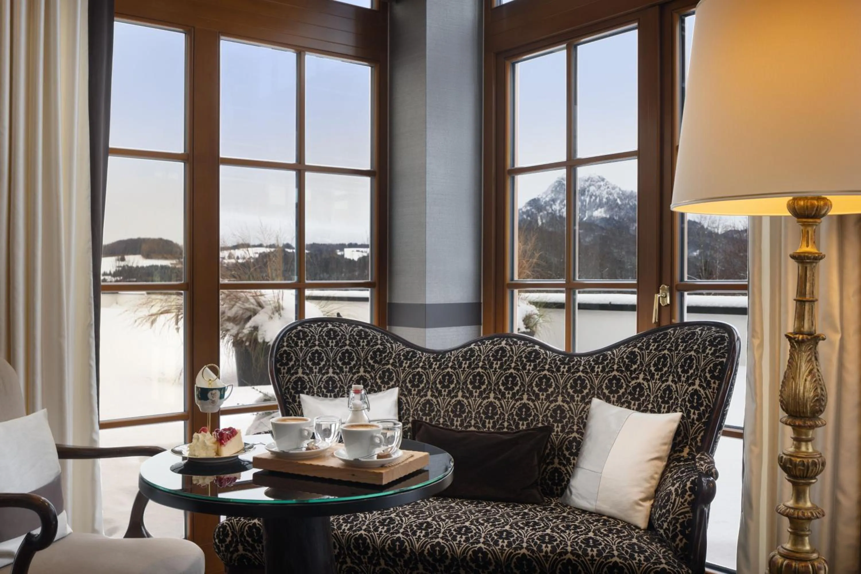 Lounge or bar in Arabella Jagdhof Resort am Fuschlsee, a Tribute Portfolio Hotel