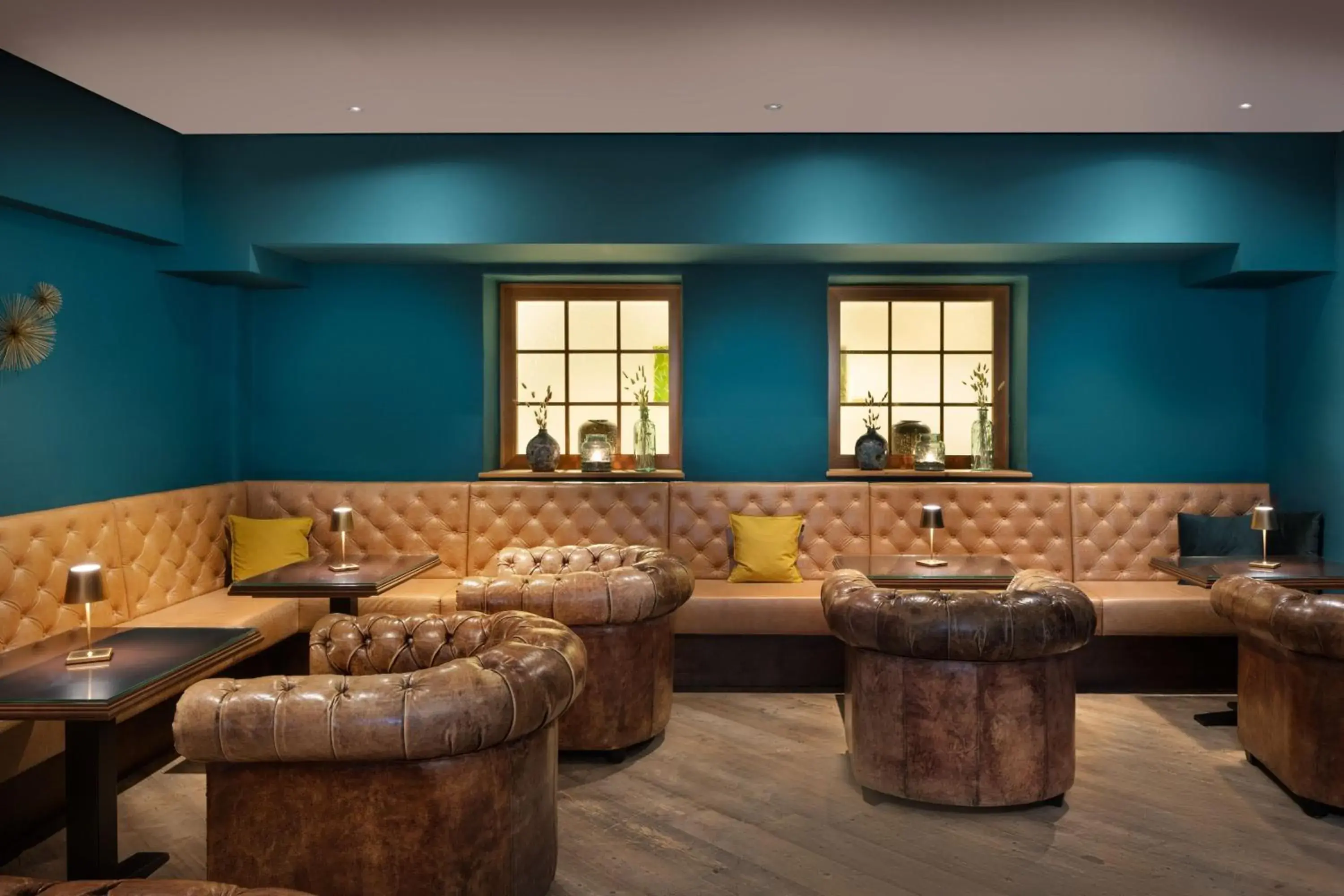 Lounge or bar in Arabella Jagdhof Resort am Fuschlsee, a Tribute Portfolio Hotel Lounge or bar in Arabella Jagdhof Resort am Fuschlsee, a Tribute Portfolio Hotel