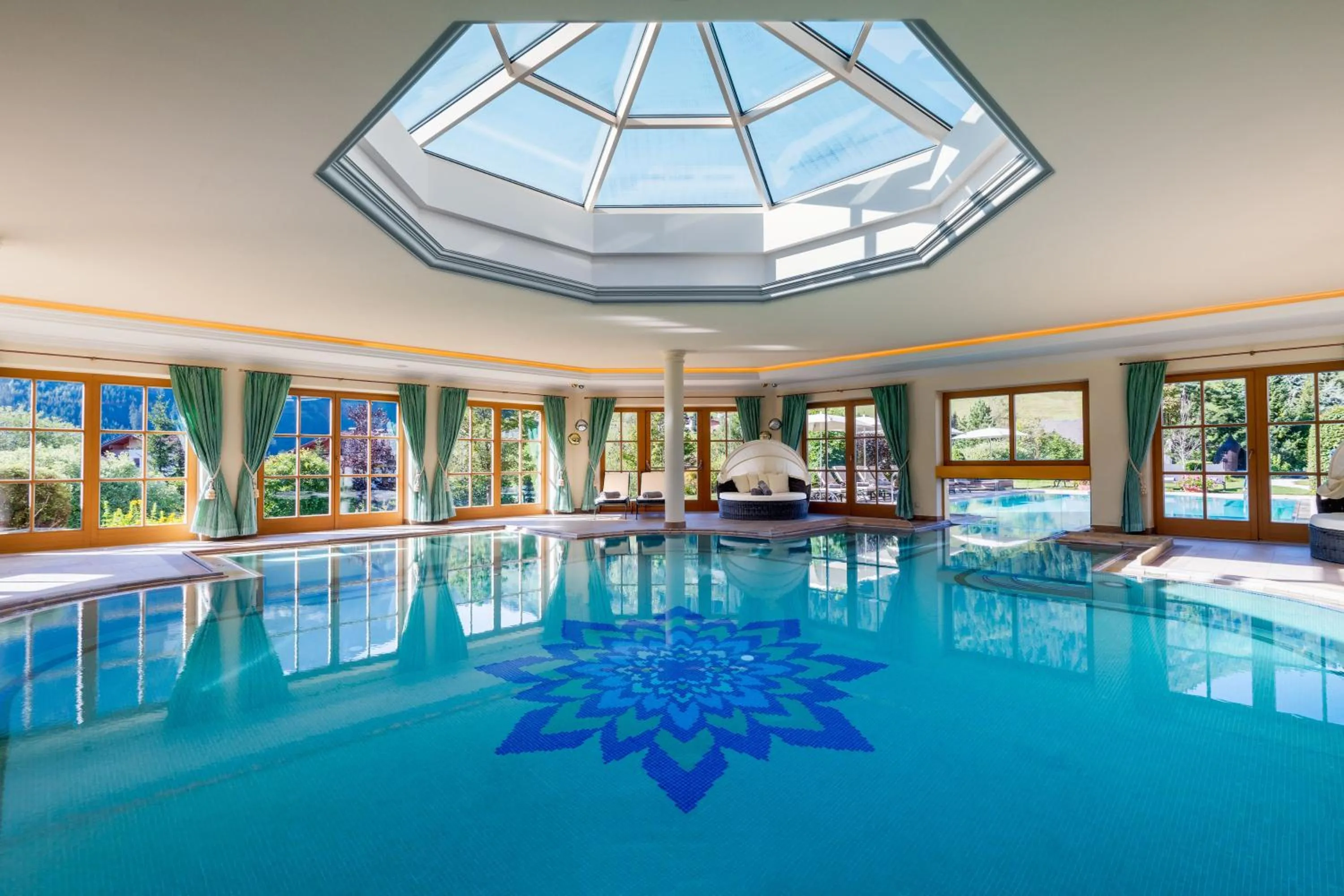 Swimming pool in Hotel Singer – Relais & Châteaux