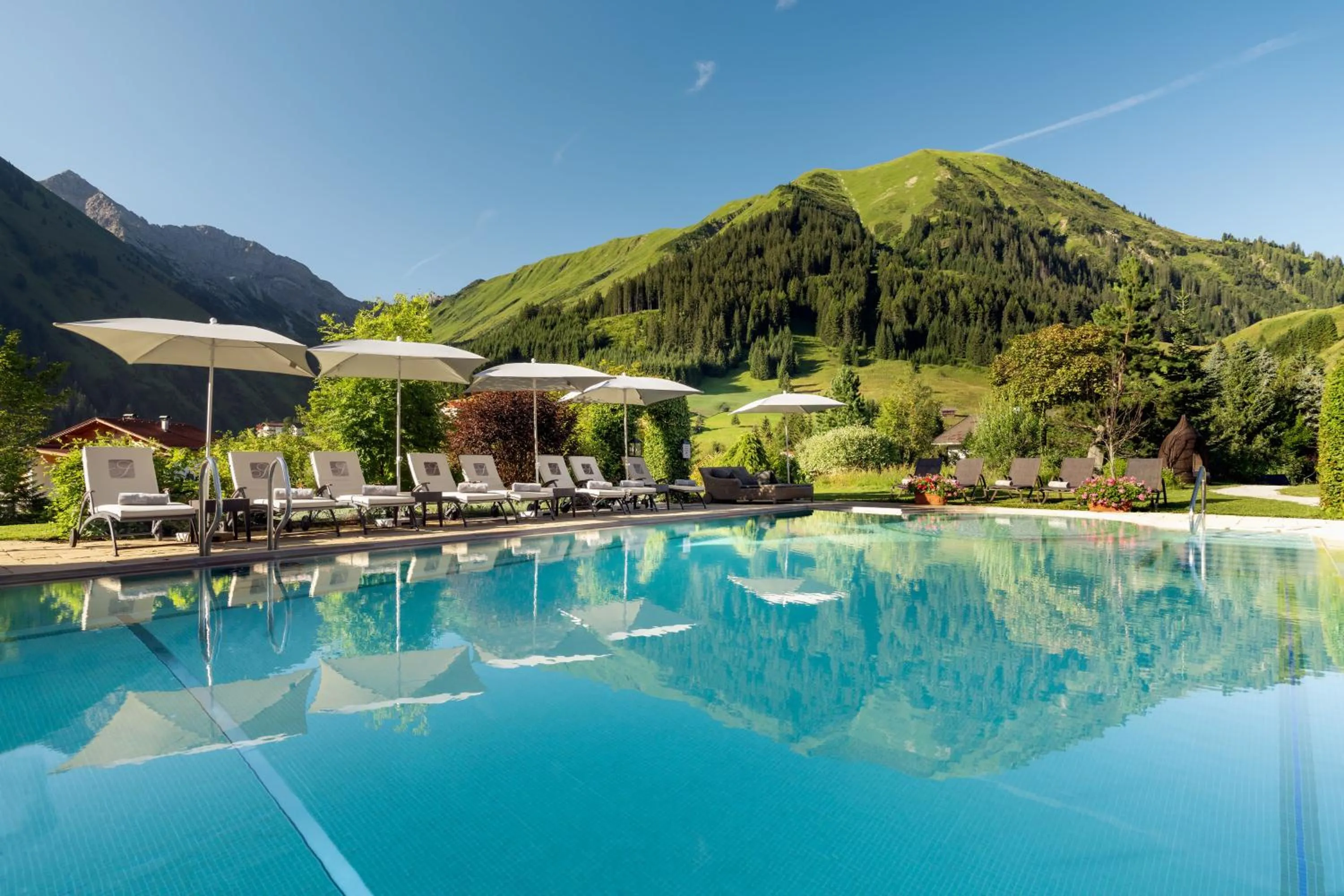Swimming pool in Hotel Singer – Relais & Châteaux