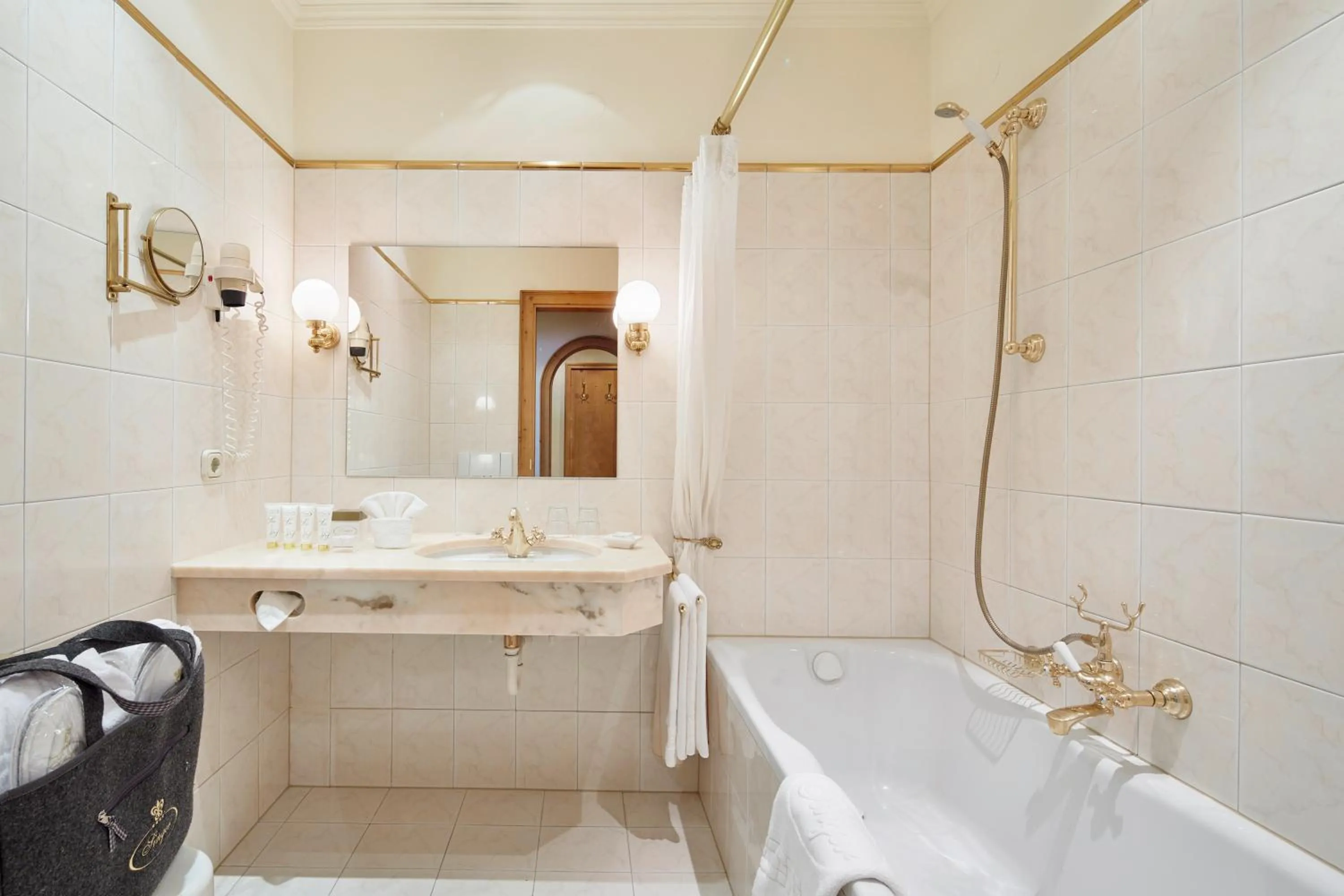 Bathroom in Hotel Singer – Relais & Châteaux