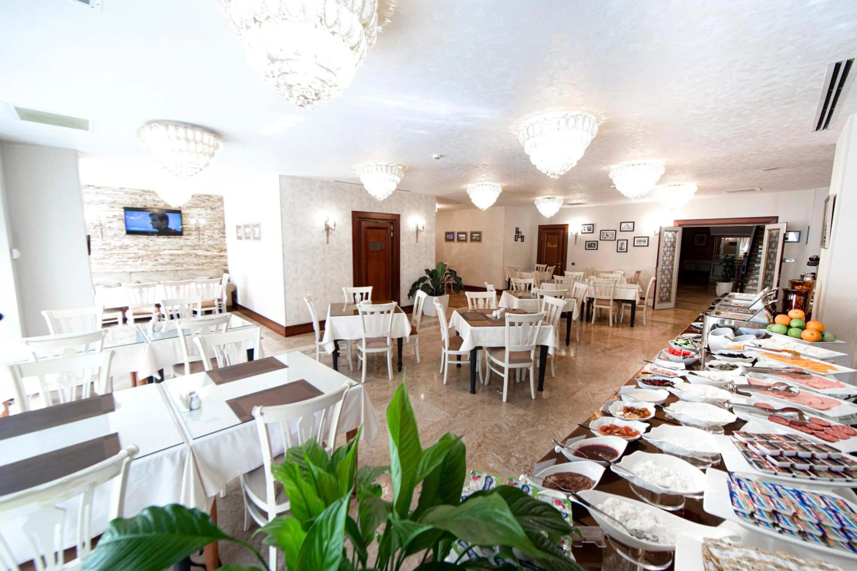 Restaurant/places to eat in Sapphire Inn Hotel