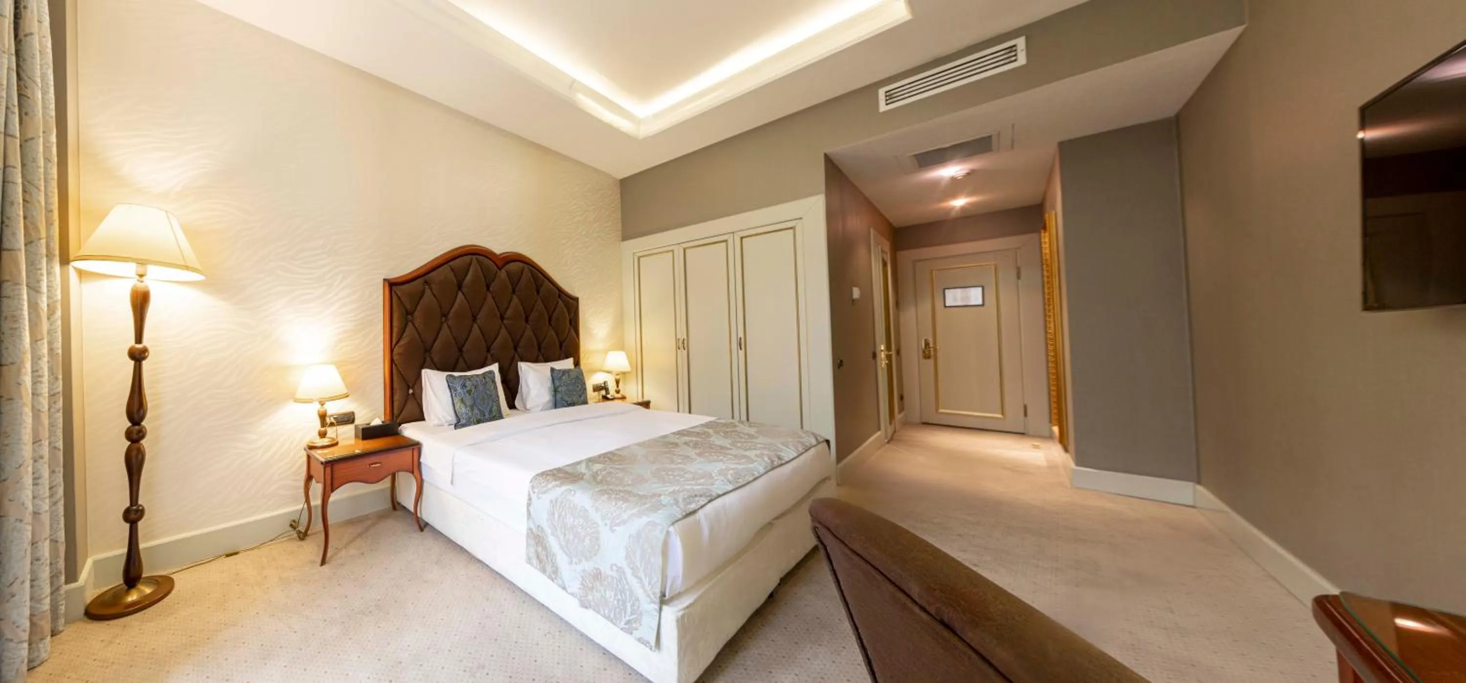 Photo of the whole room, Bed in Sapphire Inn Hotel