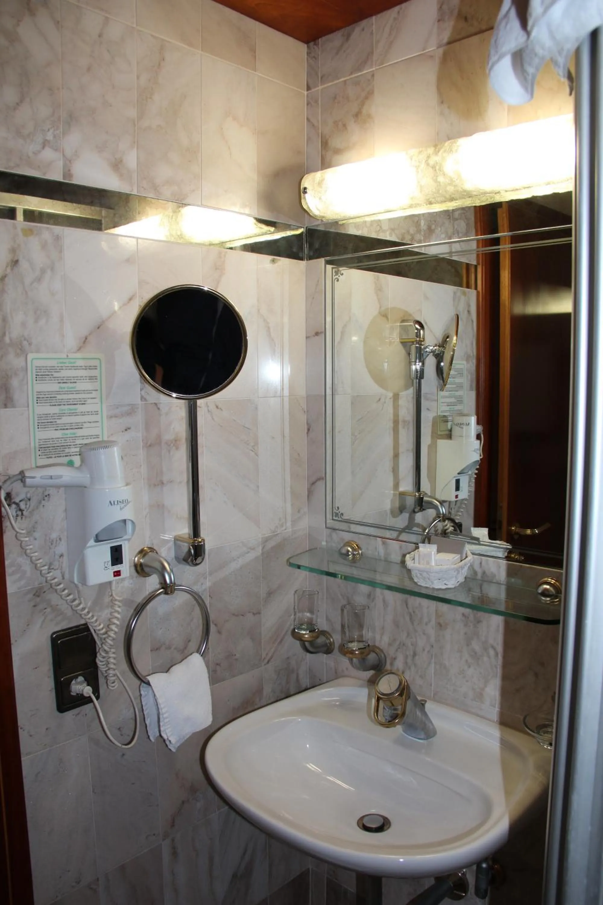 Shower in Hotel Tyrolis