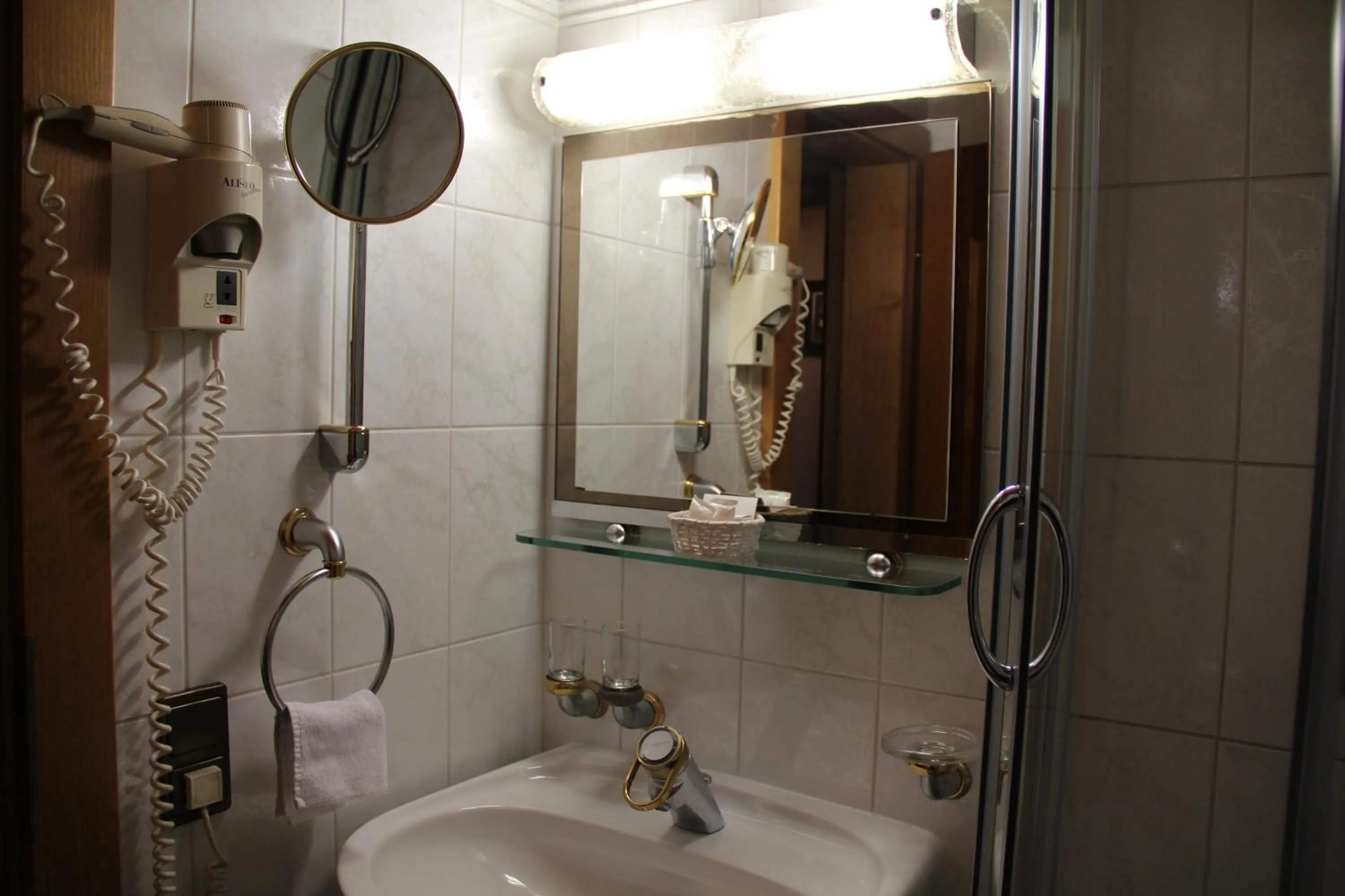 Shower in Hotel Tyrolis