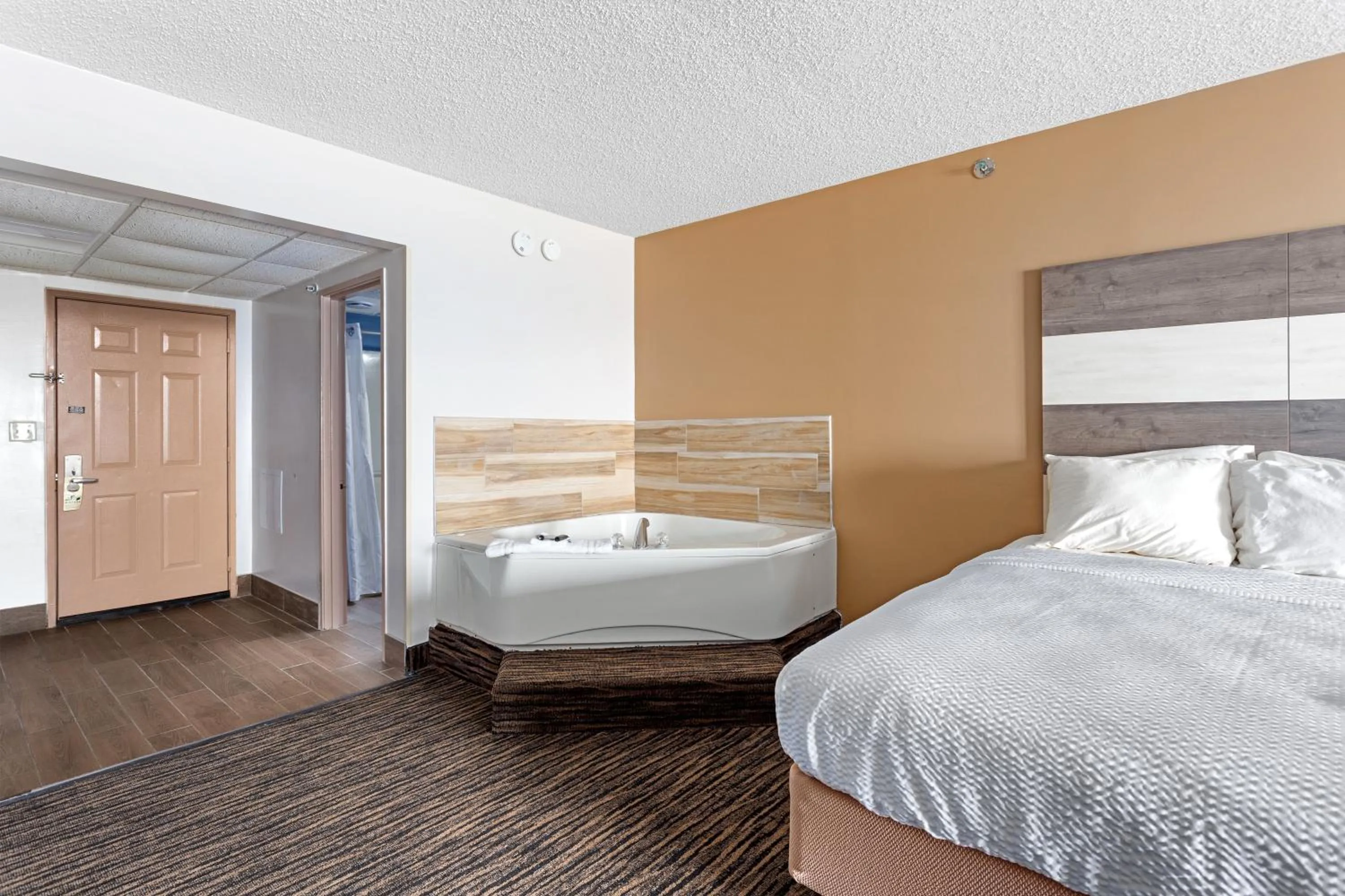 Hot Tub, Bed in Americana Motor Inn on Boardwalk