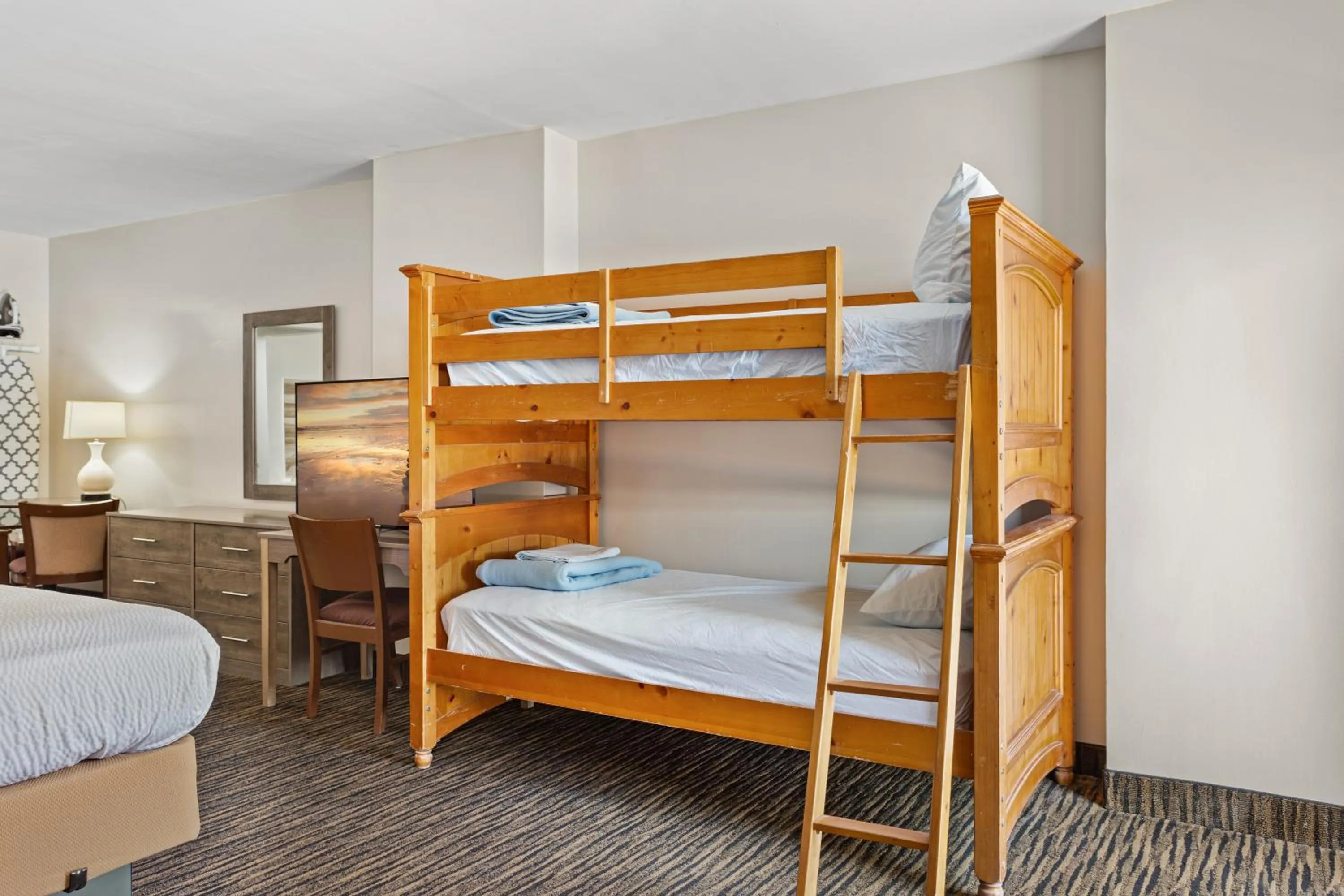 bunk bed, Bed in Americana Motor Inn on Boardwalk