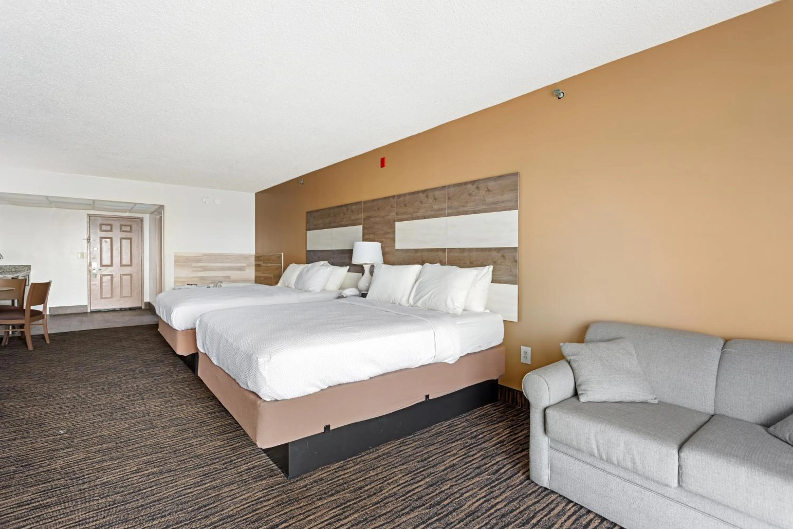 Bedroom, Bed in Americana Motor Inn on Boardwalk