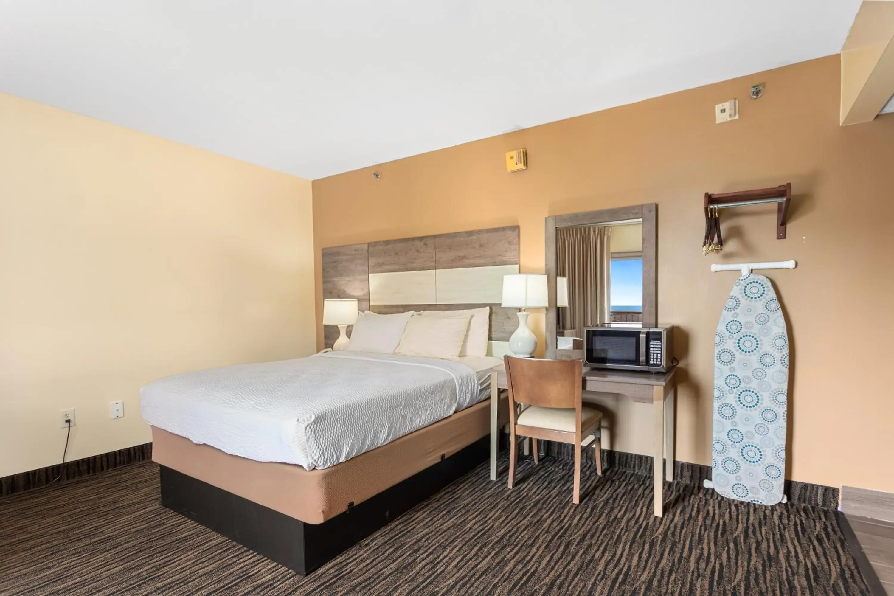 Bedroom, Bed in Americana Motor Inn on Boardwalk Bedroom, Bed in Americana Motor Inn on Boardwalk