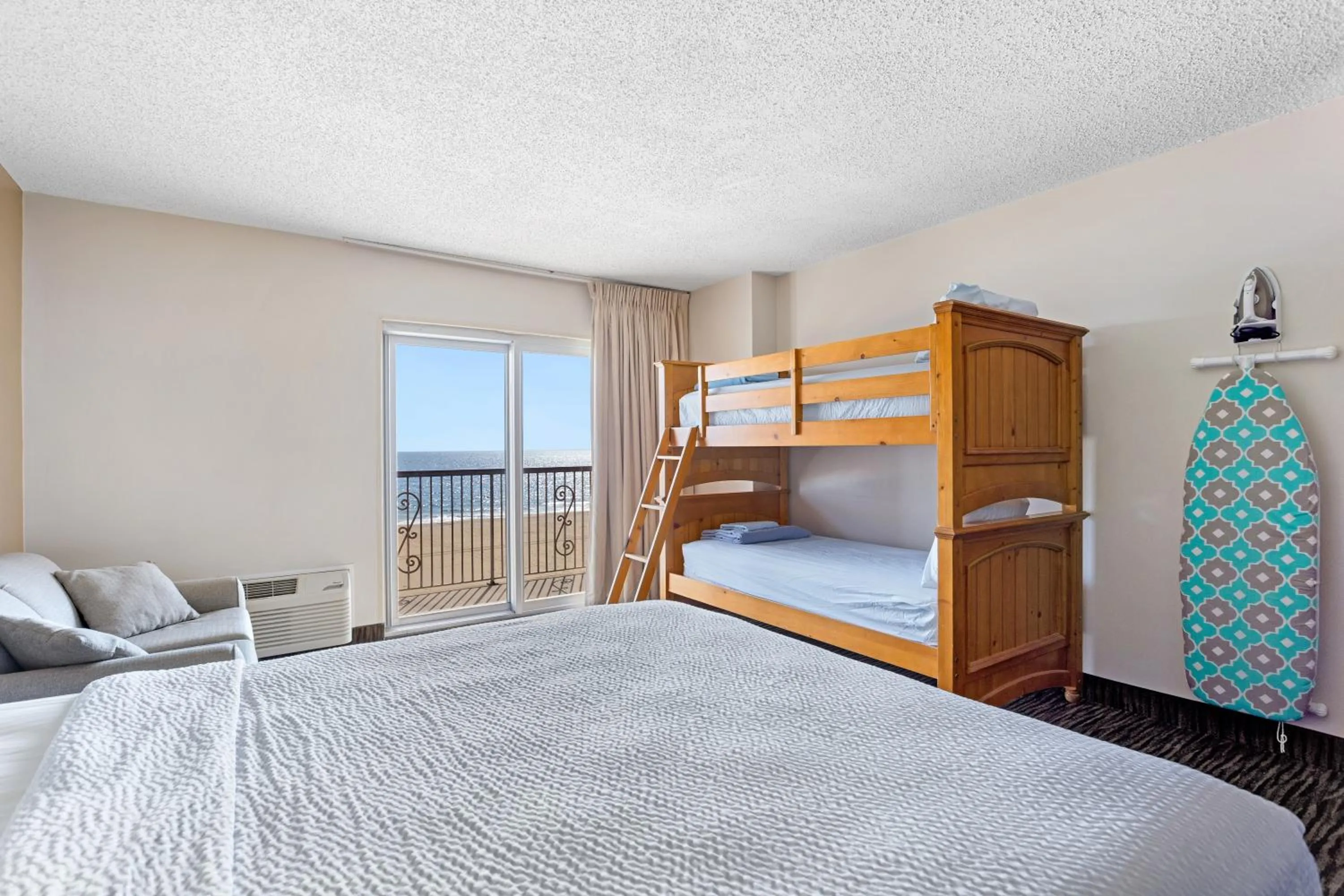 bunk bed, Bed in Americana Motor Inn on Boardwalk