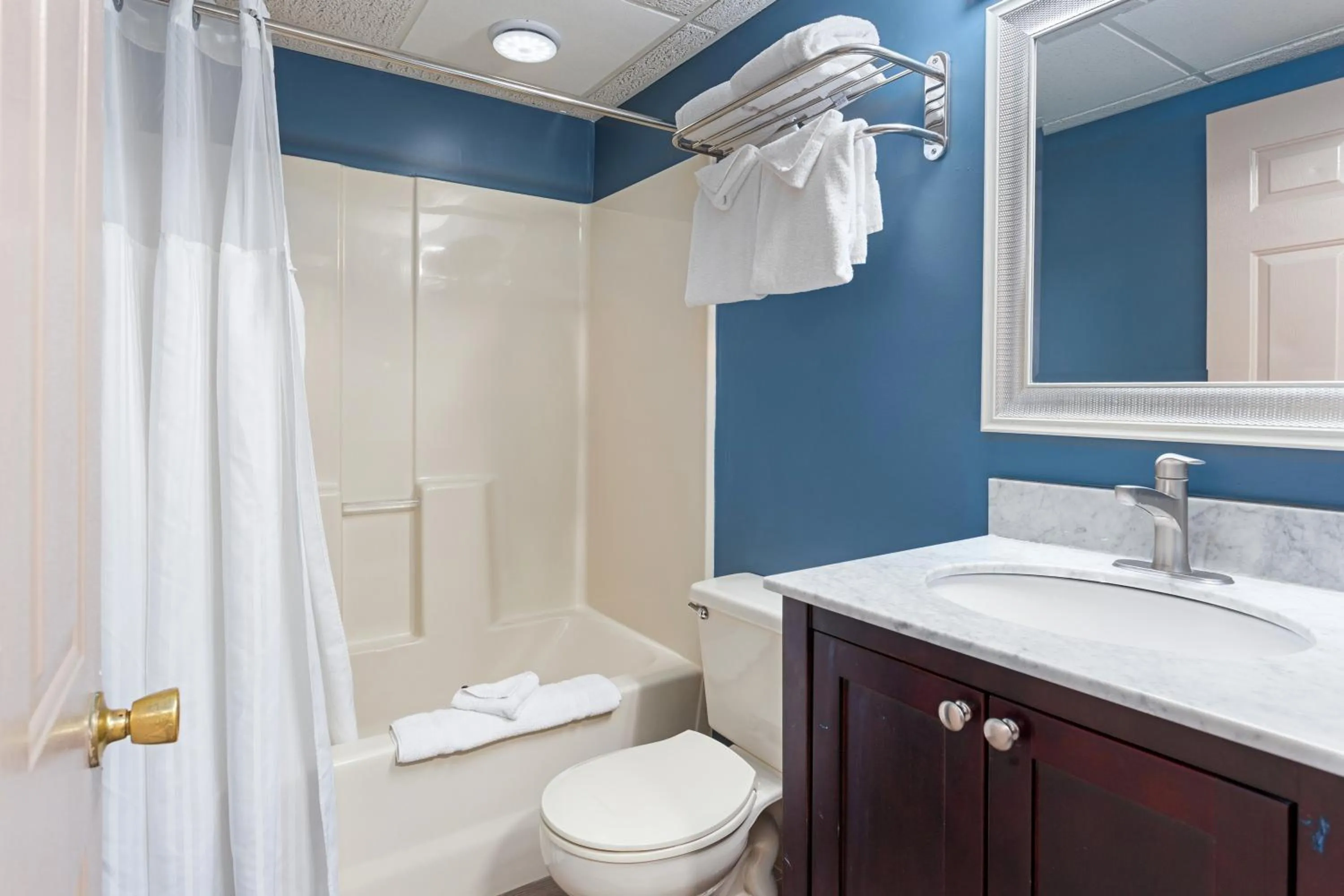 Bathroom in Americana Motor Inn on Boardwalk