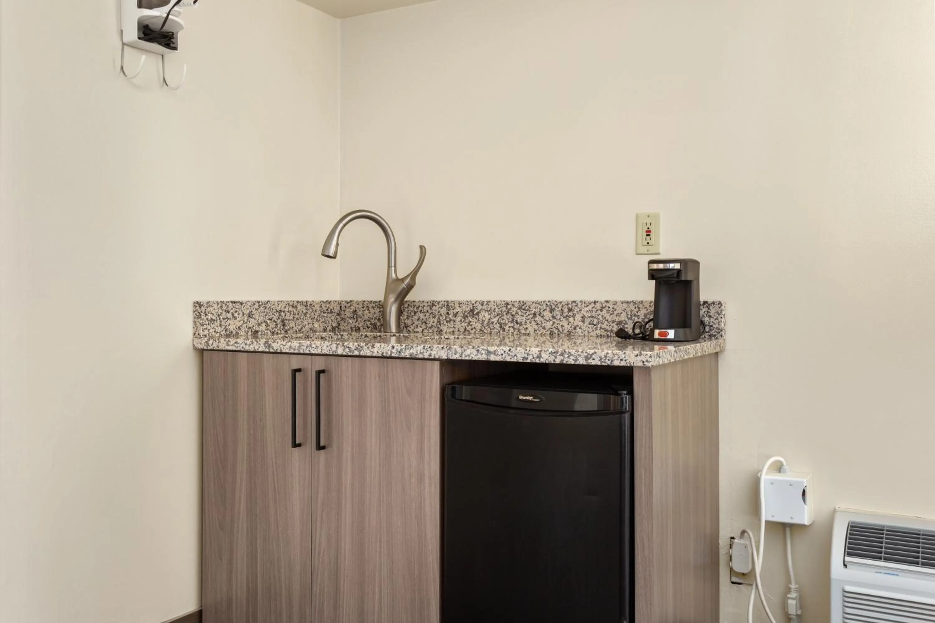 Kitchen or kitchenette in Americana Motor Inn on Boardwalk