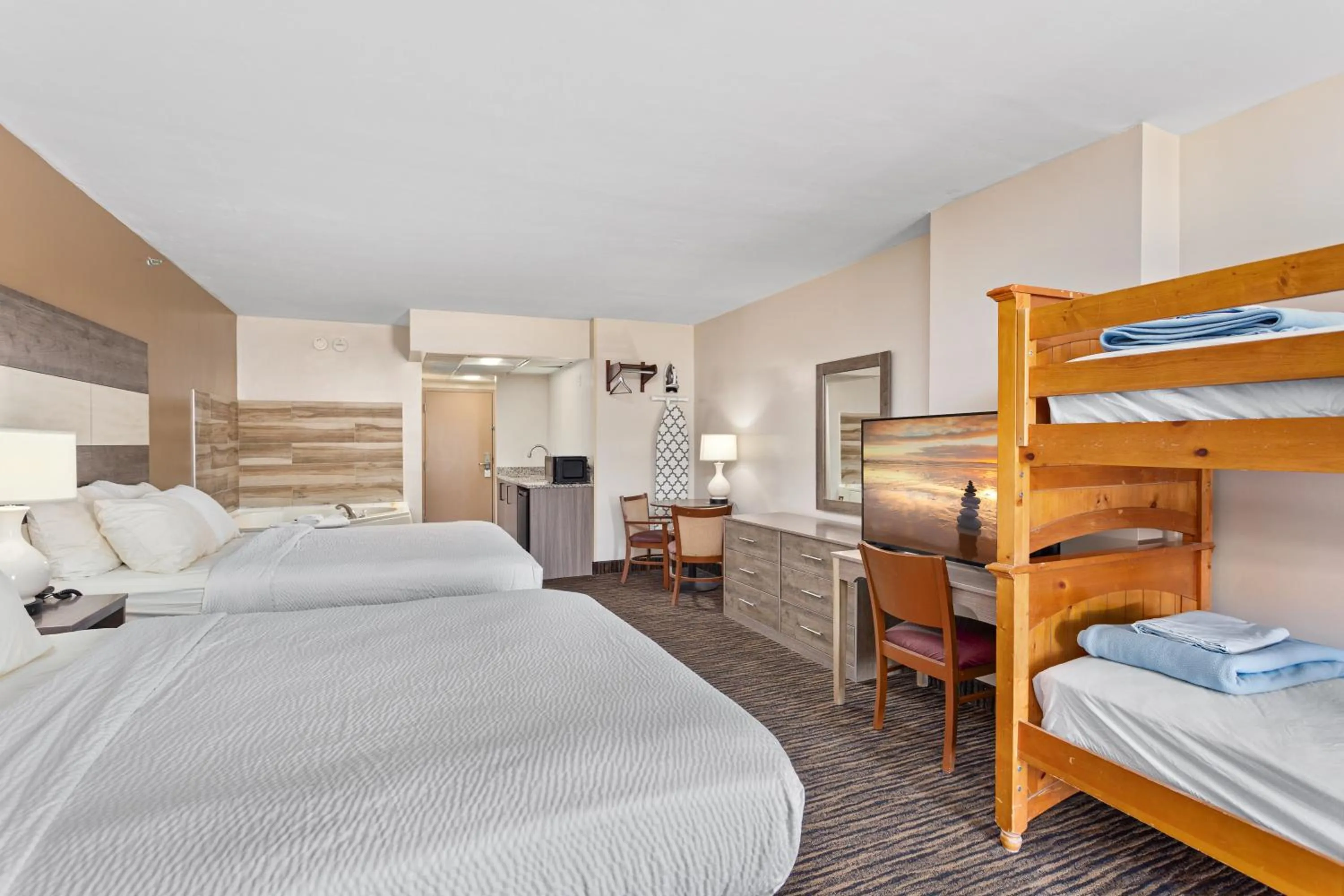 Bedroom, Bed in Americana Motor Inn on Boardwalk