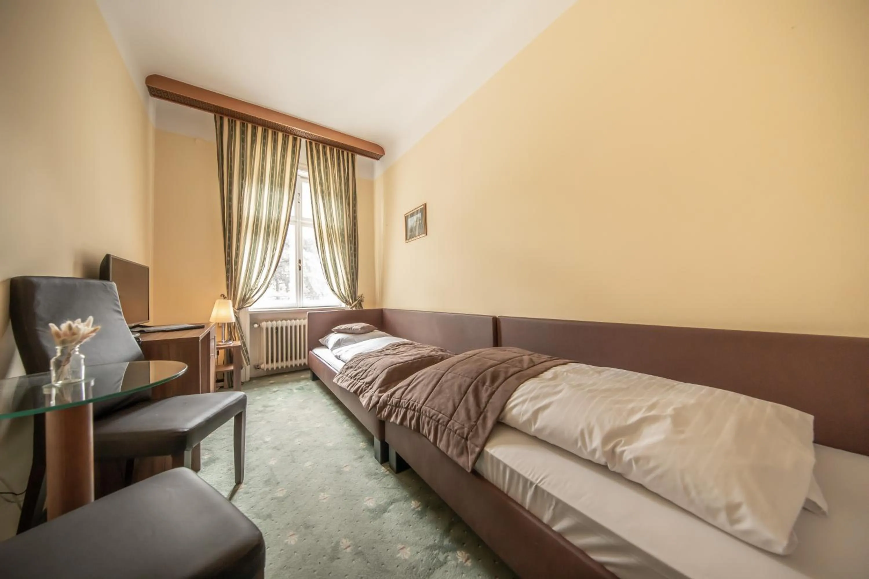 Bedroom, Bed in Hotel Bergwirt Schönbrunn