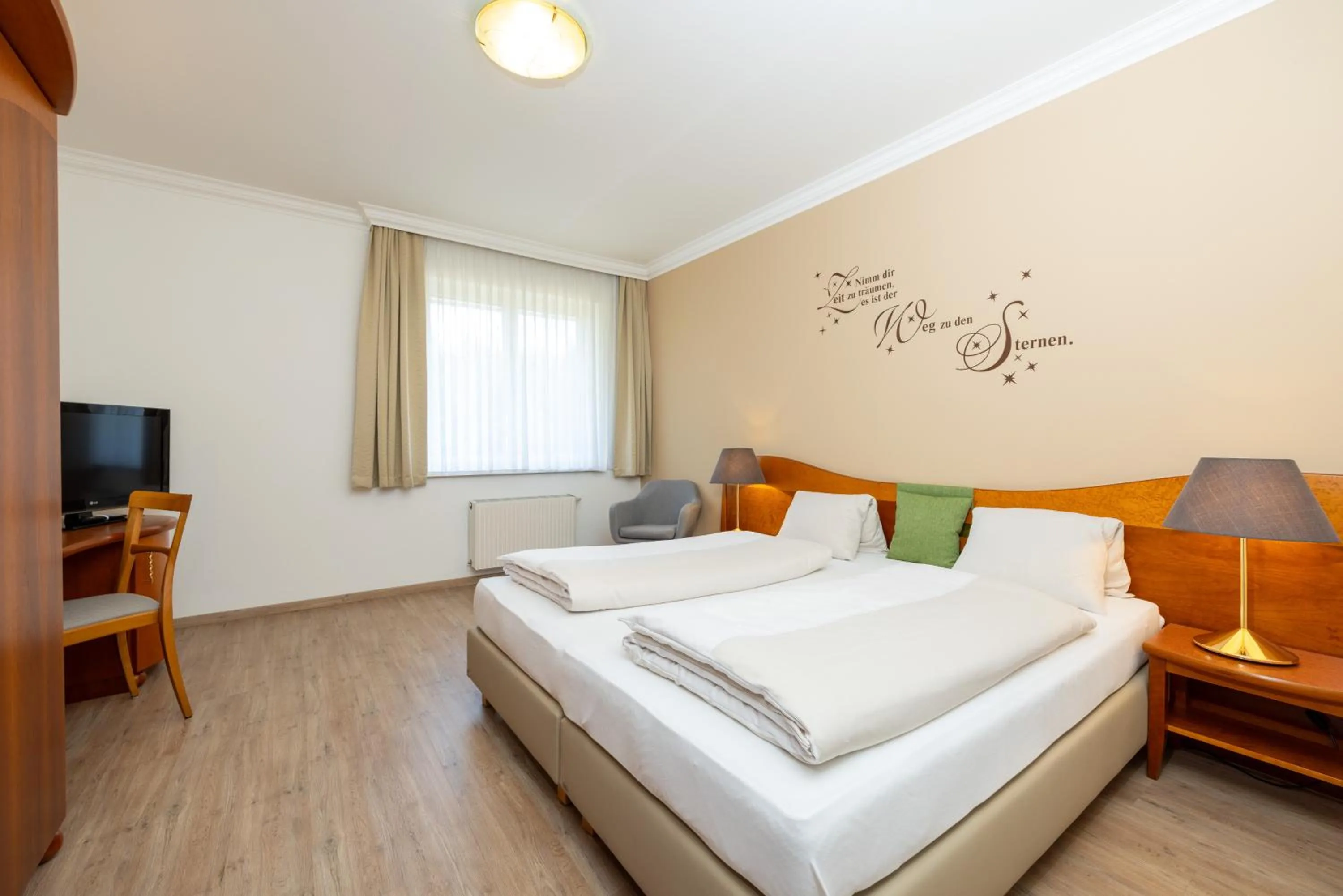 Photo of the whole room, Bed in Hotel Stoiser Graz -Parkplatz inbegriffen!