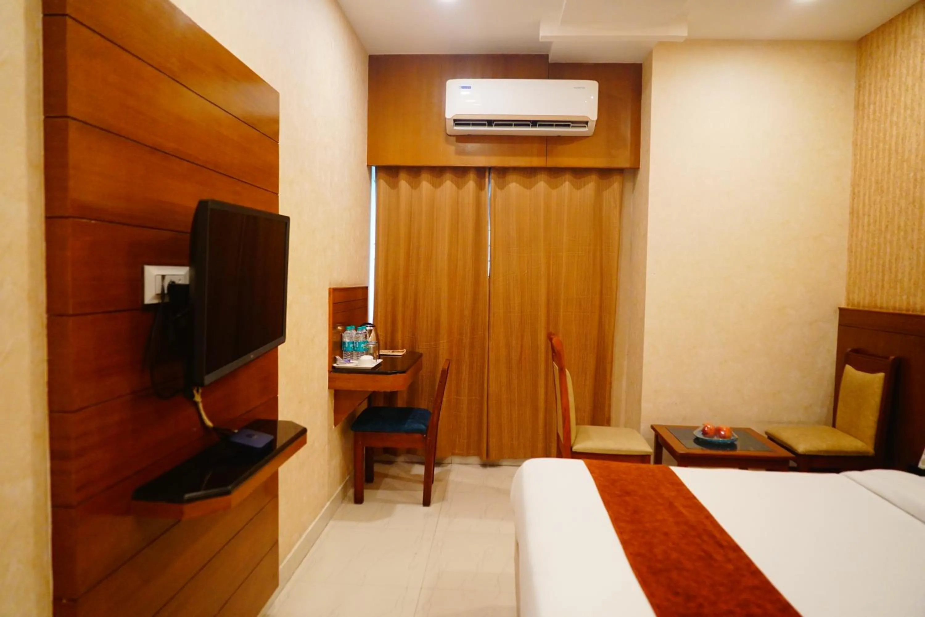 Property building, Bed in THE GRAND CORAL