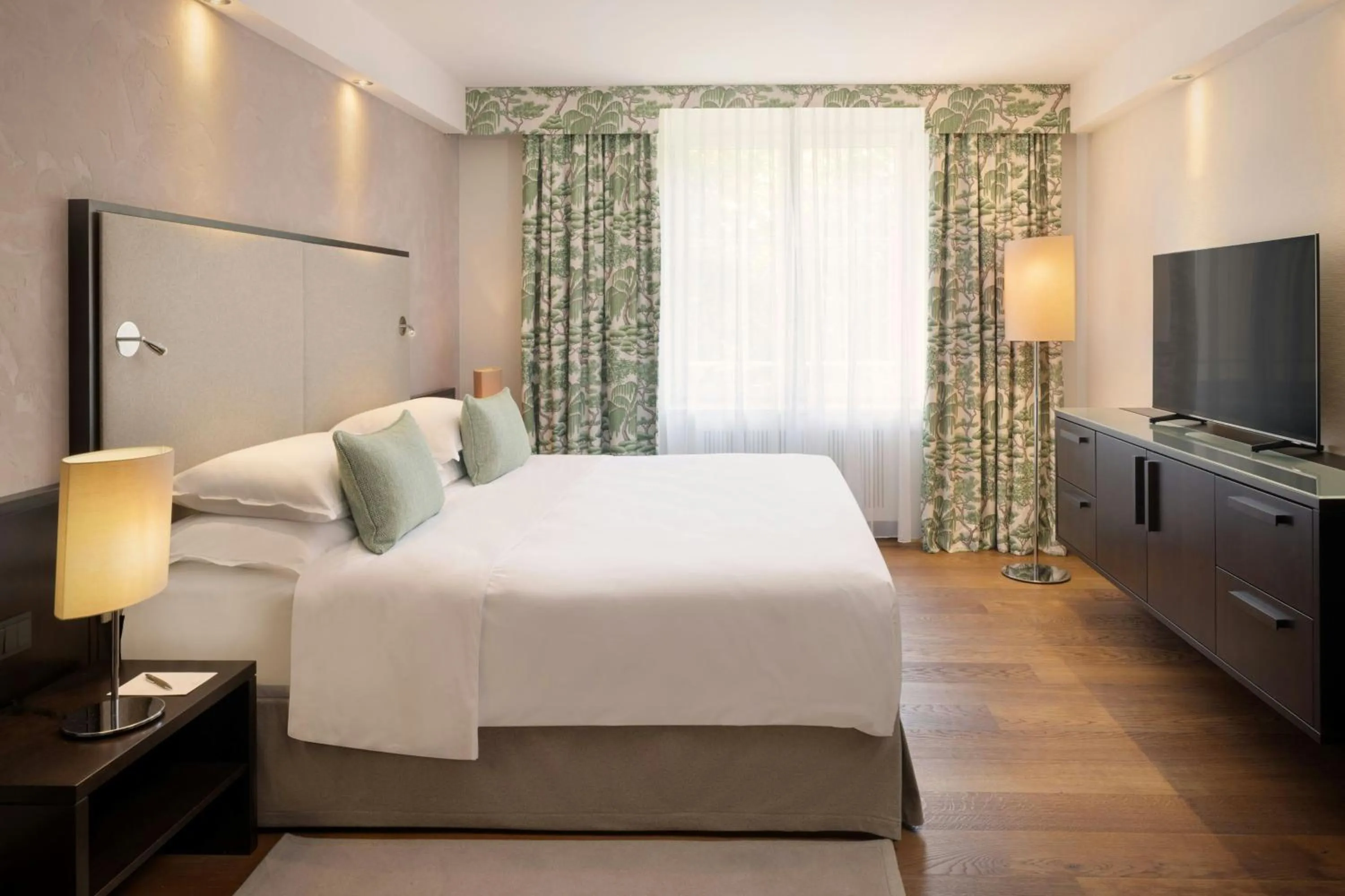 Photo of the whole room, Bed in Sheraton Grand Salzburg