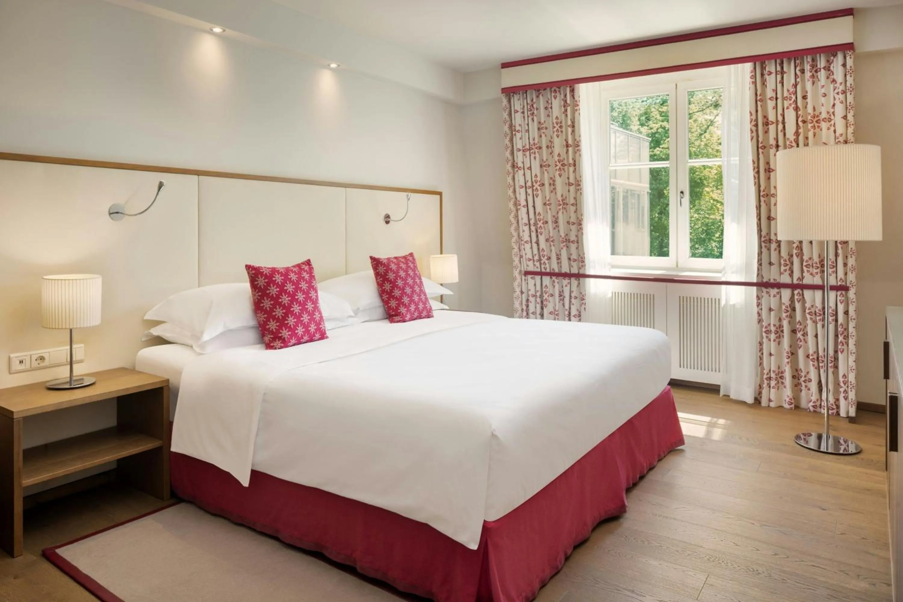 Photo of the whole room, Bed in Sheraton Grand Salzburg