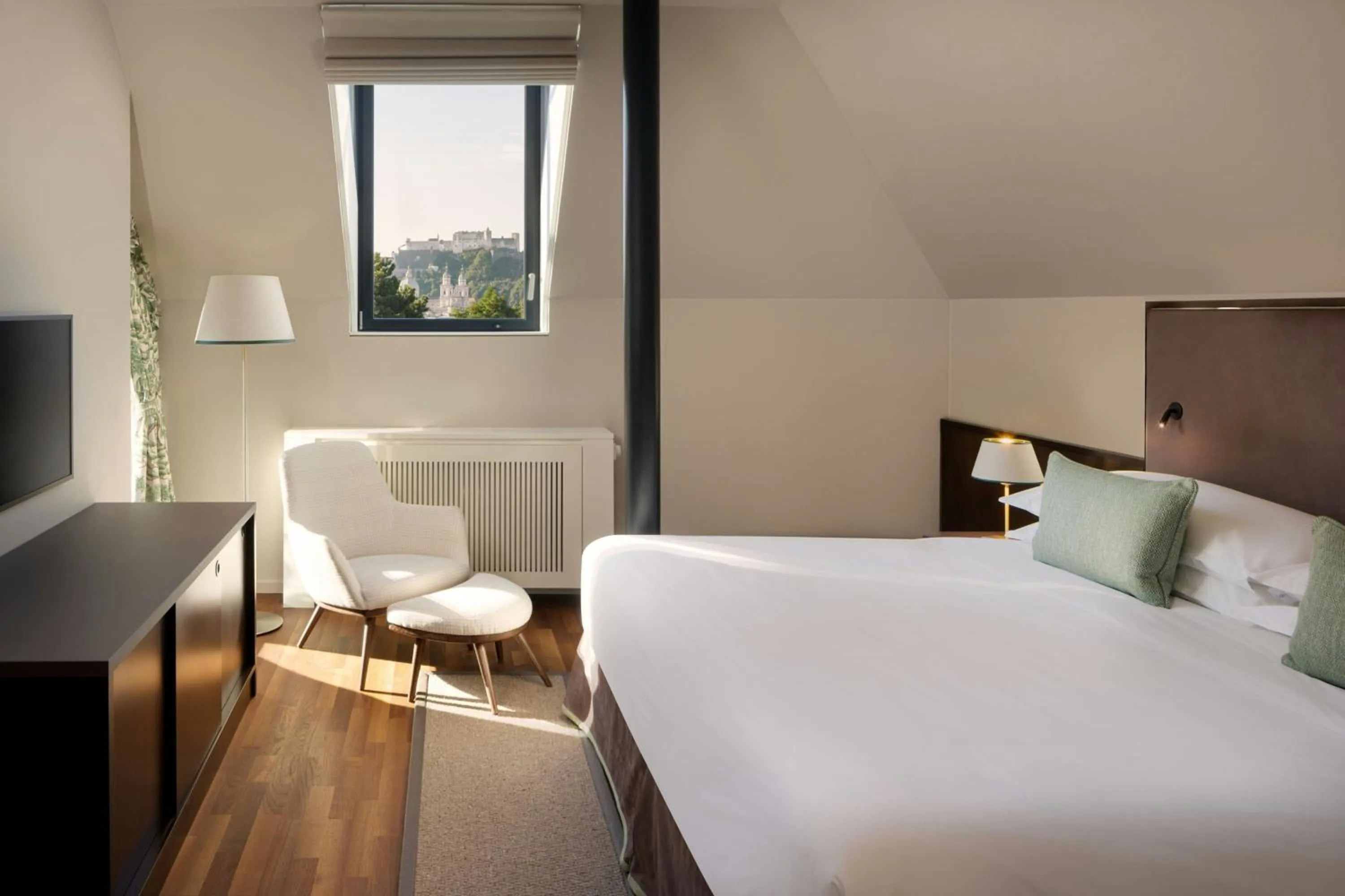 Photo of the whole room, Bed in Sheraton Grand Salzburg