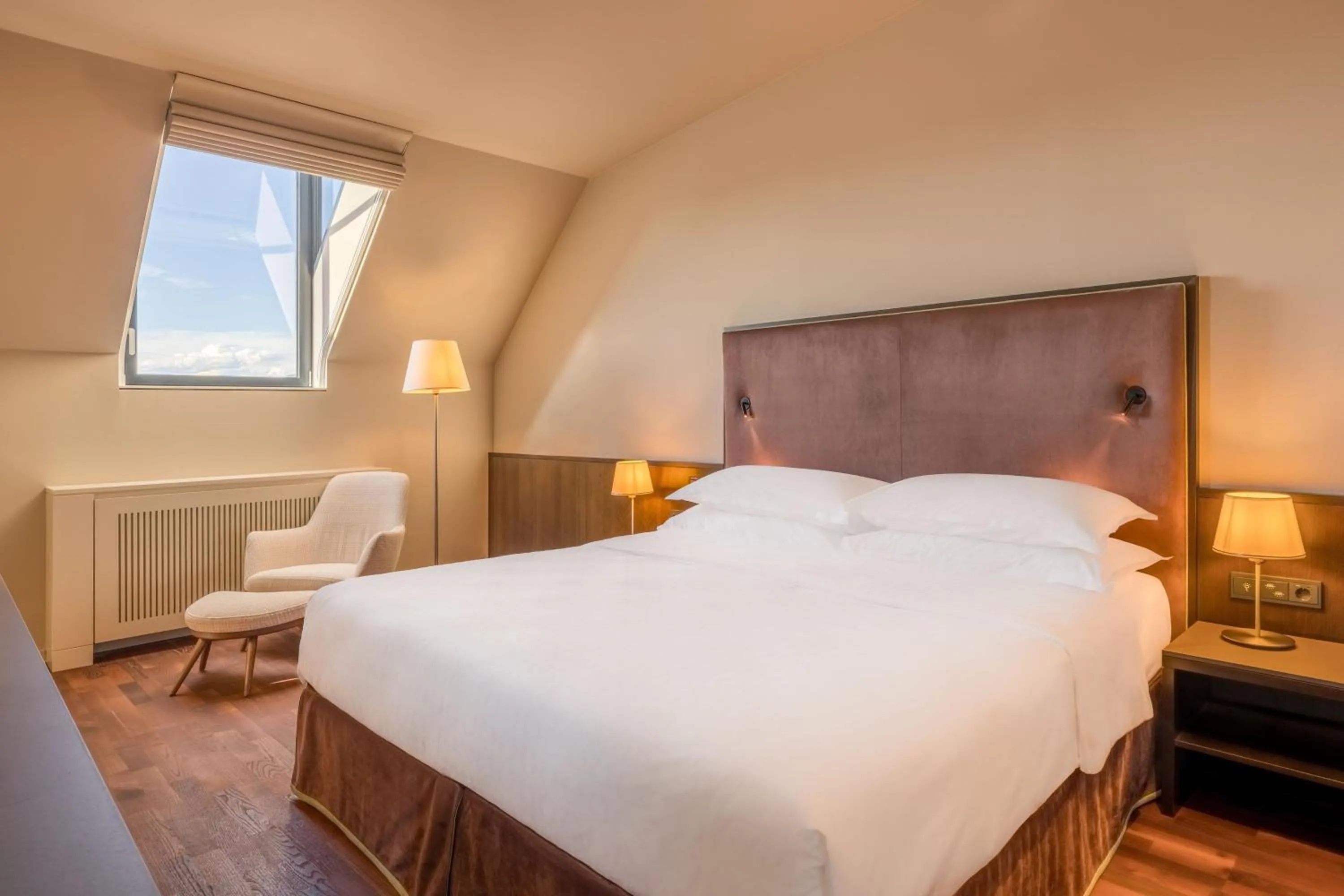 Bedroom, Bed in Sheraton Grand Salzburg