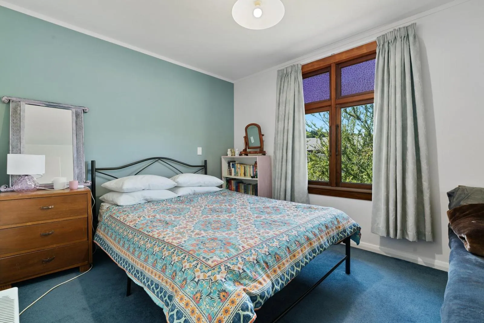 Shower, Bed in The Lakefront Gem - Wanaka Holiday Home