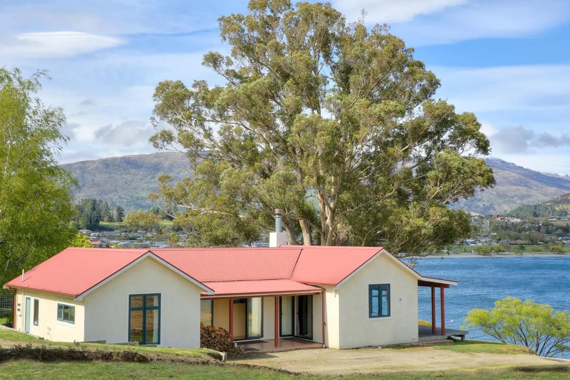 The Lakefront Gem - Wanaka Holiday Home The Lakefront Gem - Wanaka Holiday Home