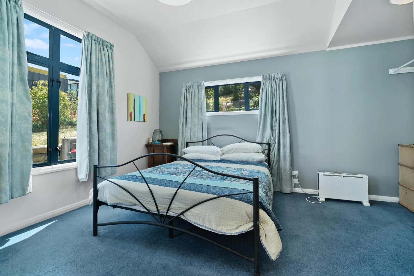 Shower, Bed in The Lakefront Gem - Wanaka Holiday Home