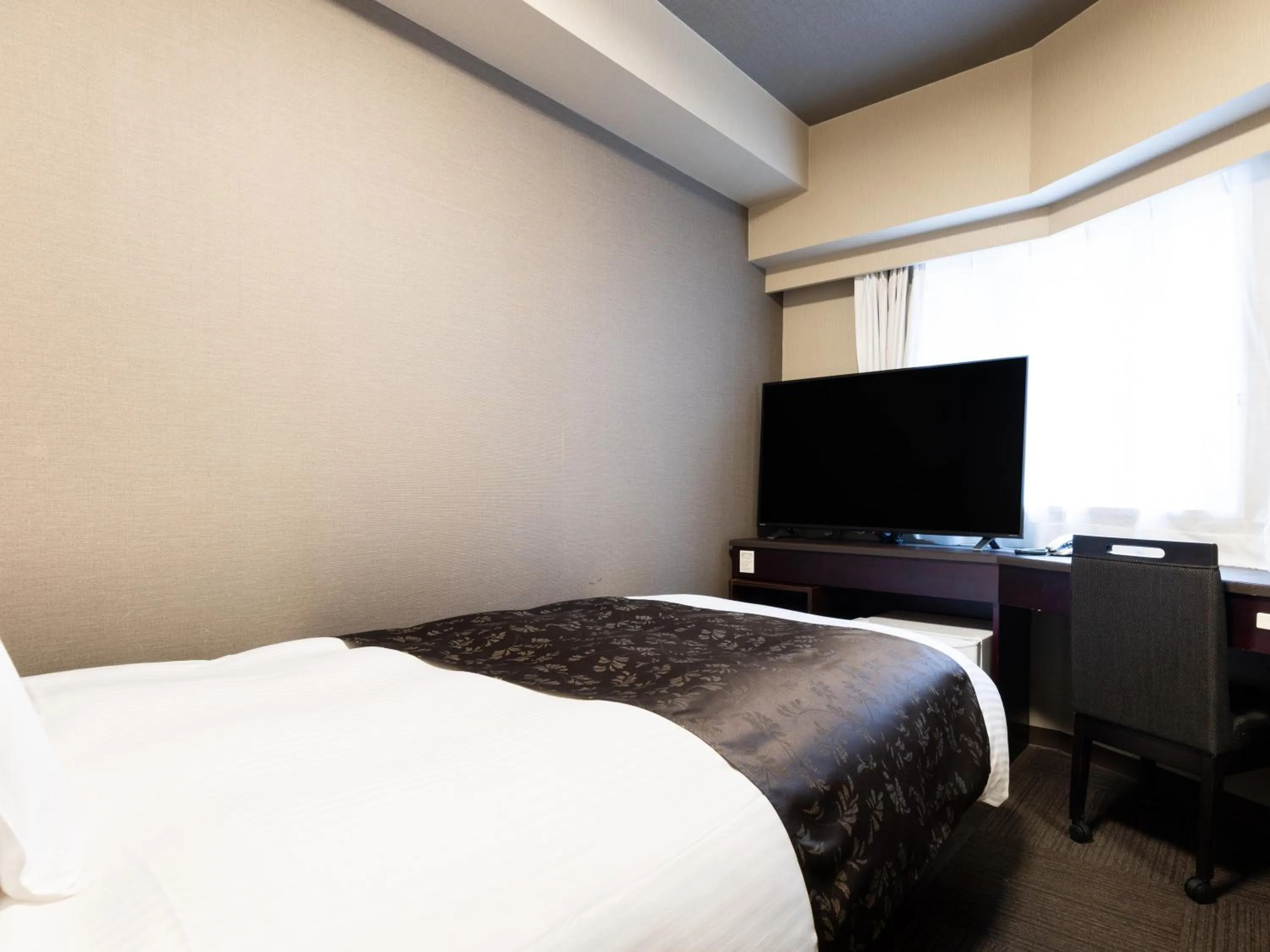 Photo of the whole room, Bed in APA Hotel Chibachuo Ekimae