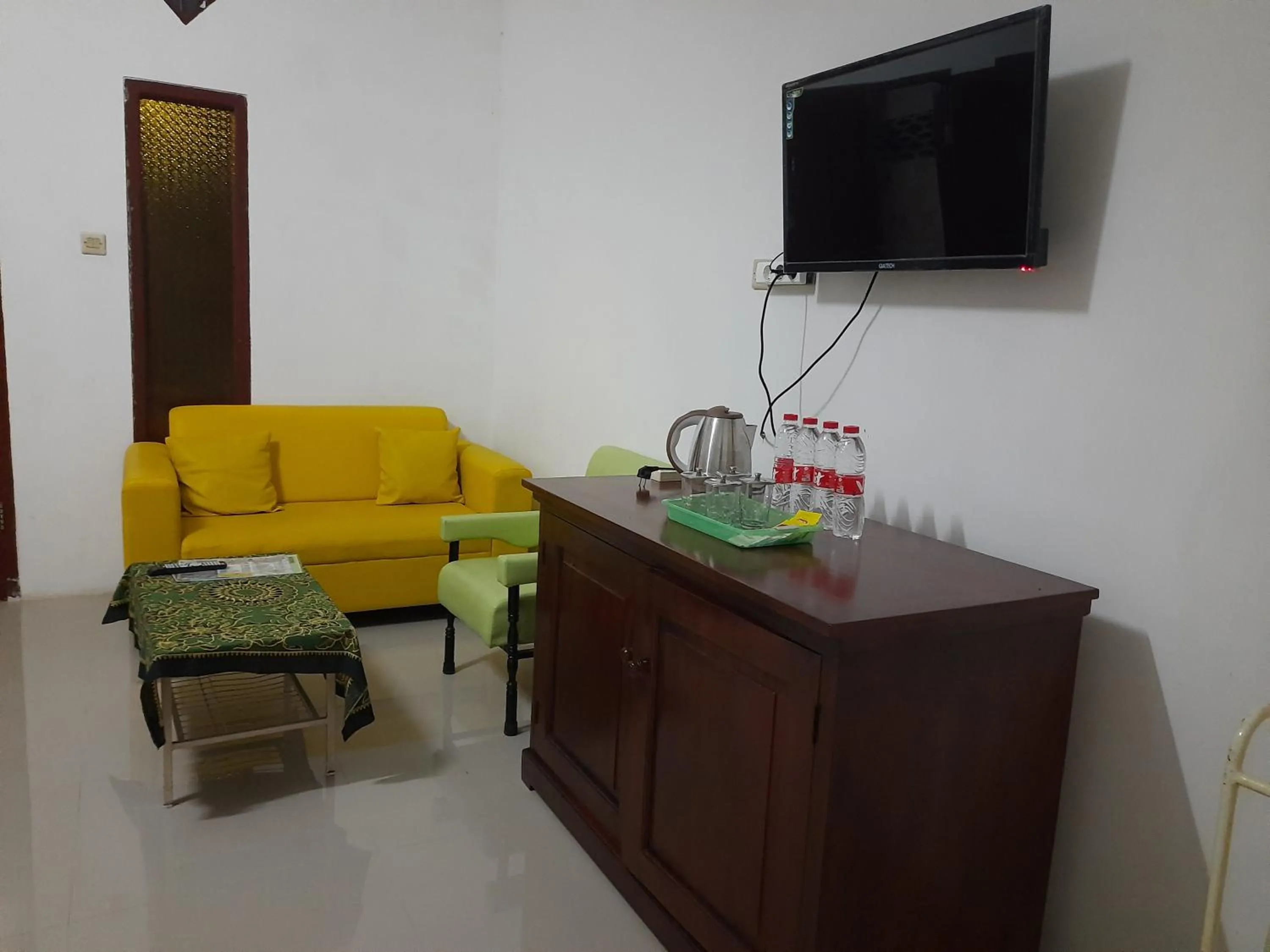 TV and multimedia in Hotel Anita Baturaden Mitra RedDoorz