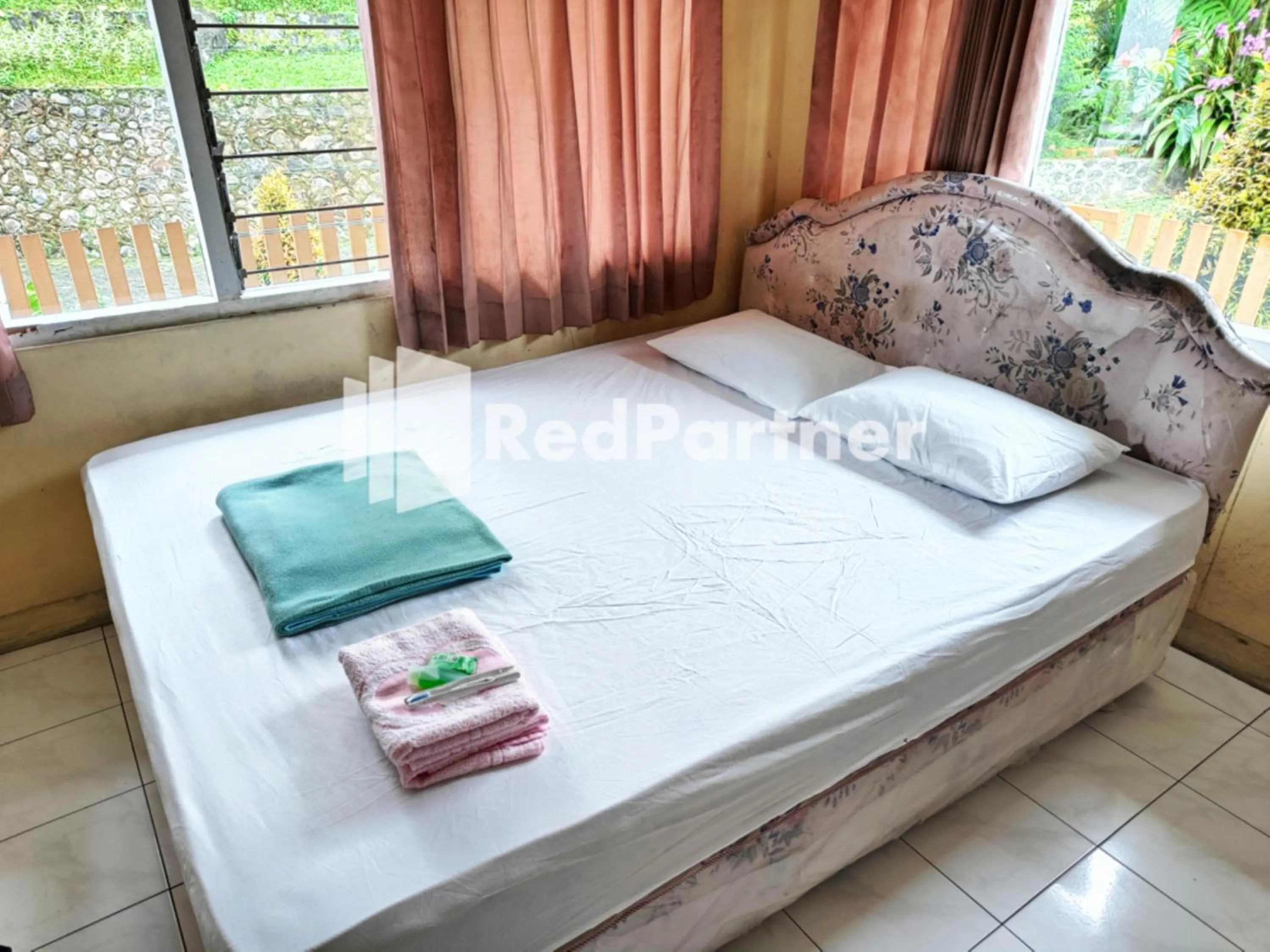 Bedroom, Bed in Hotel Anita Baturaden Mitra RedDoorz