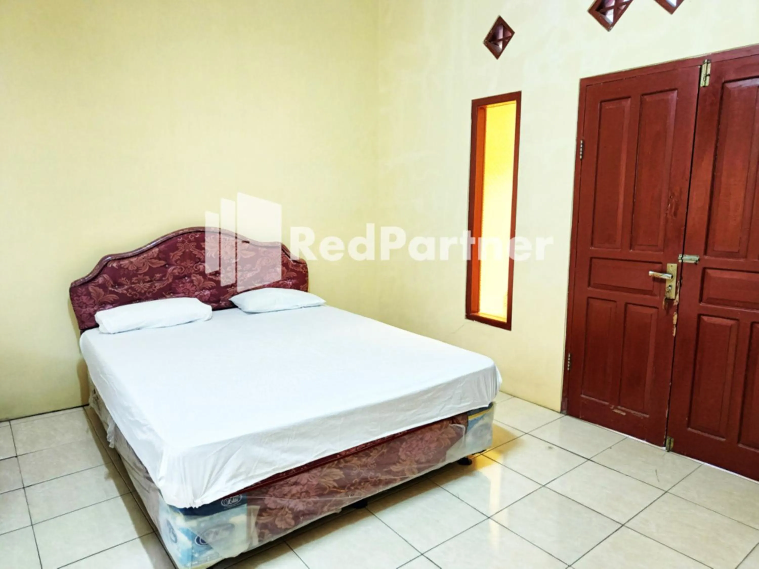 Bedroom, Bed in Hotel Anita Baturaden Mitra RedDoorz