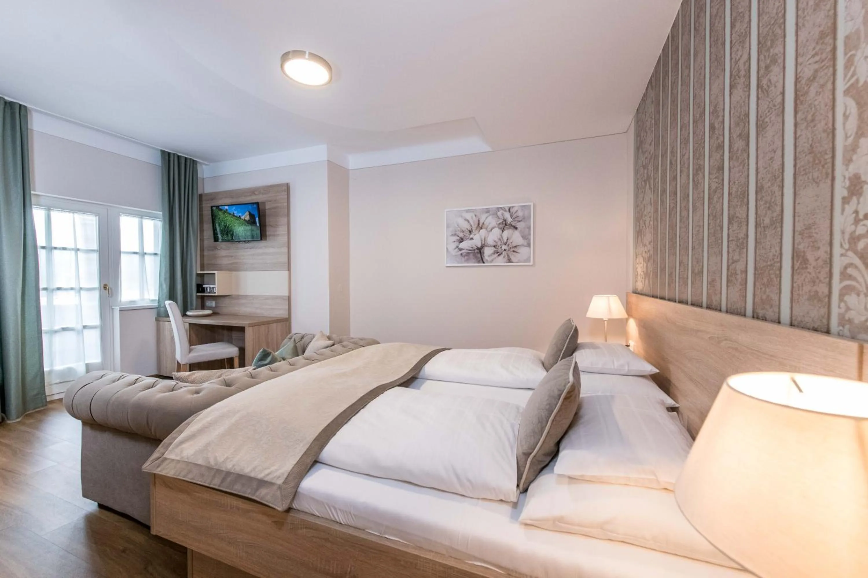 Photo of the whole room, Bed in Lust und Laune Hotel am Wörthersee