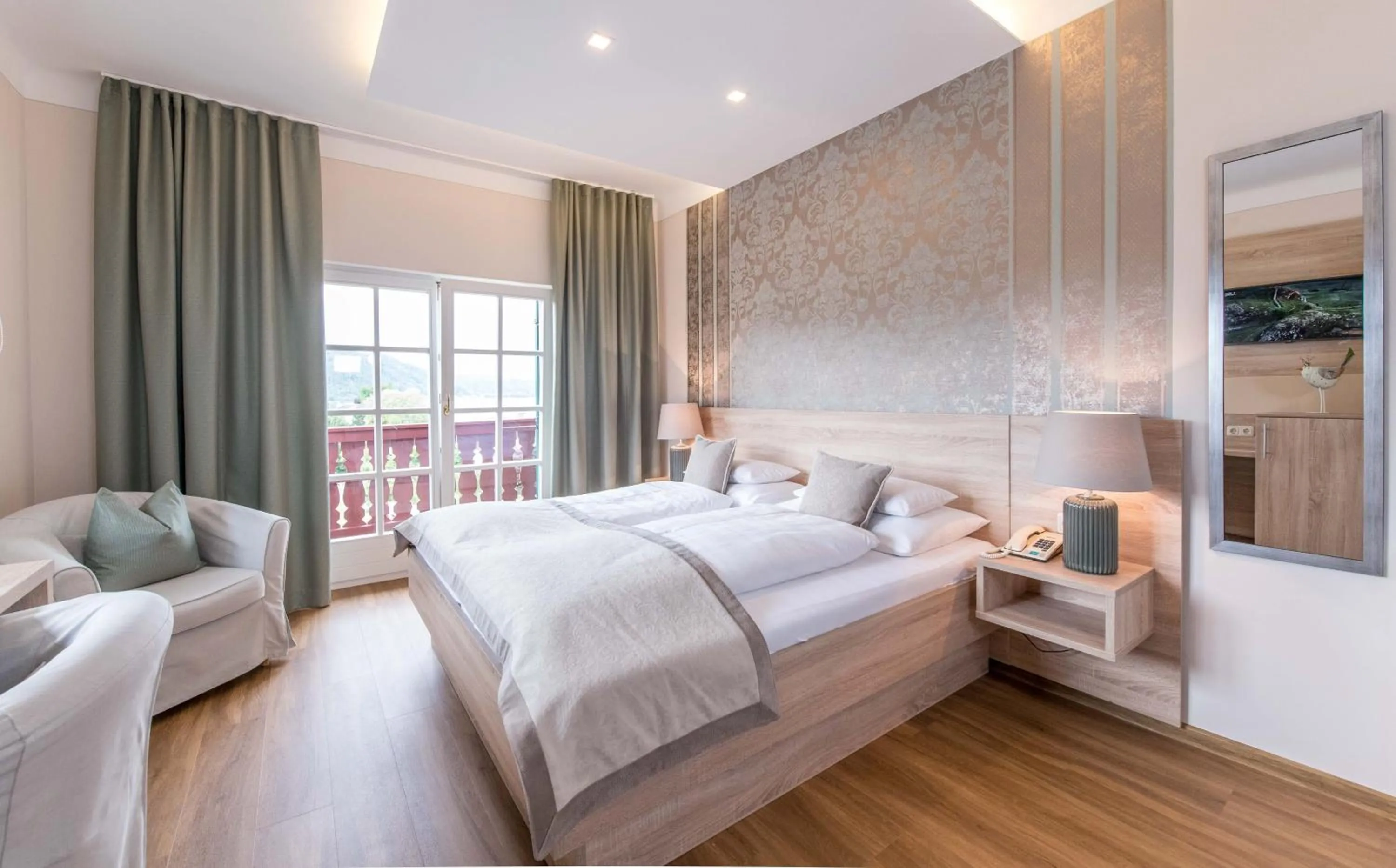 Photo of the whole room, Bed in Lust und Laune Hotel am Wörthersee