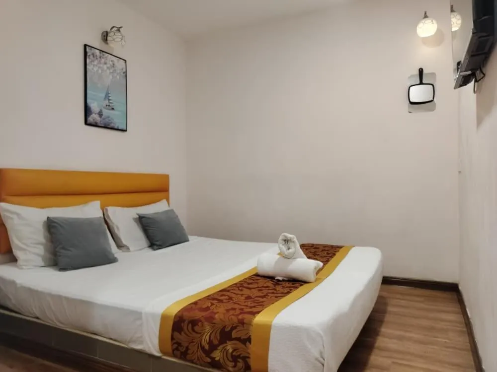 Bed in MORNINGS HOTEL