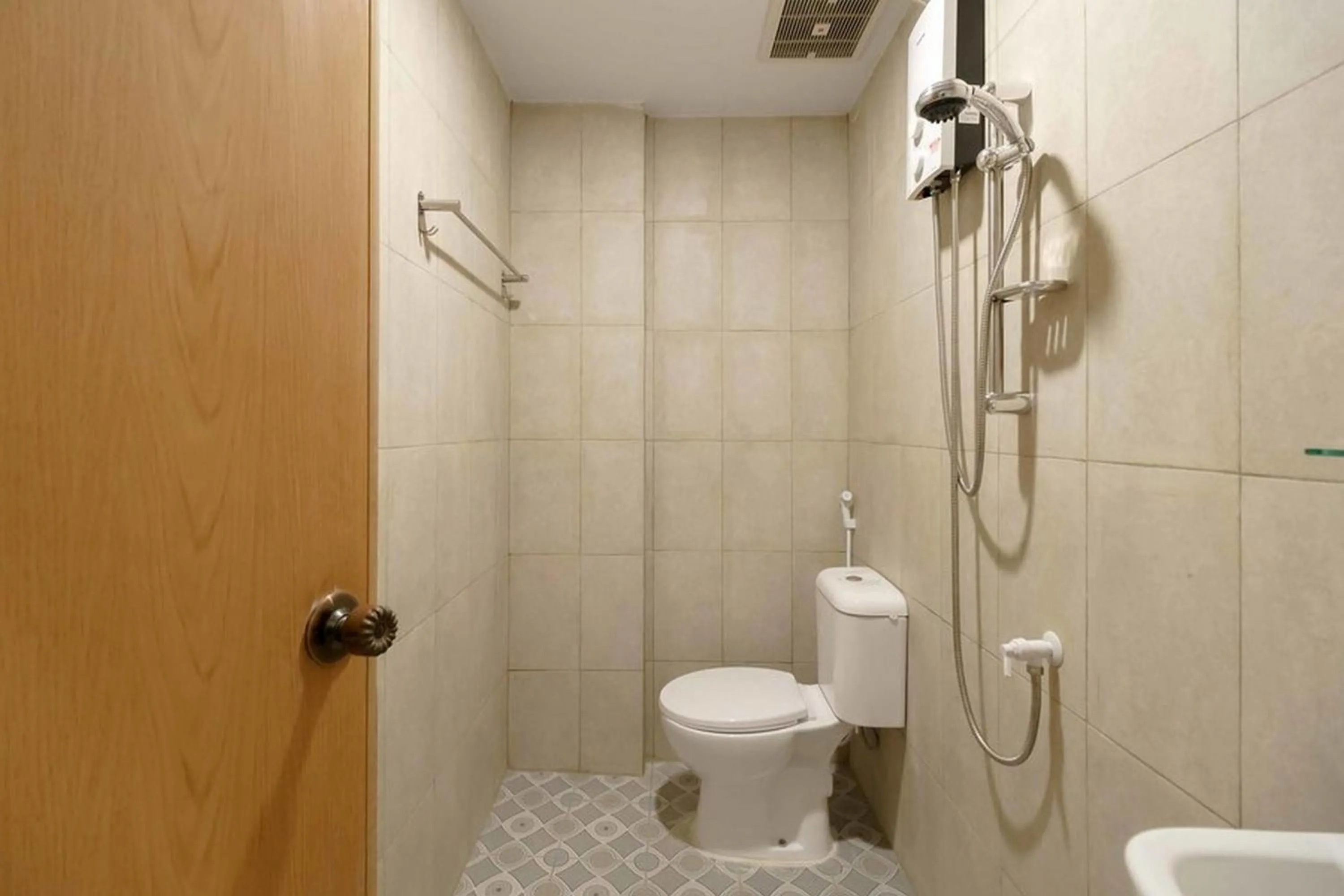 Bathroom in RedDoorz at Mutiara Residence Deli Serdang