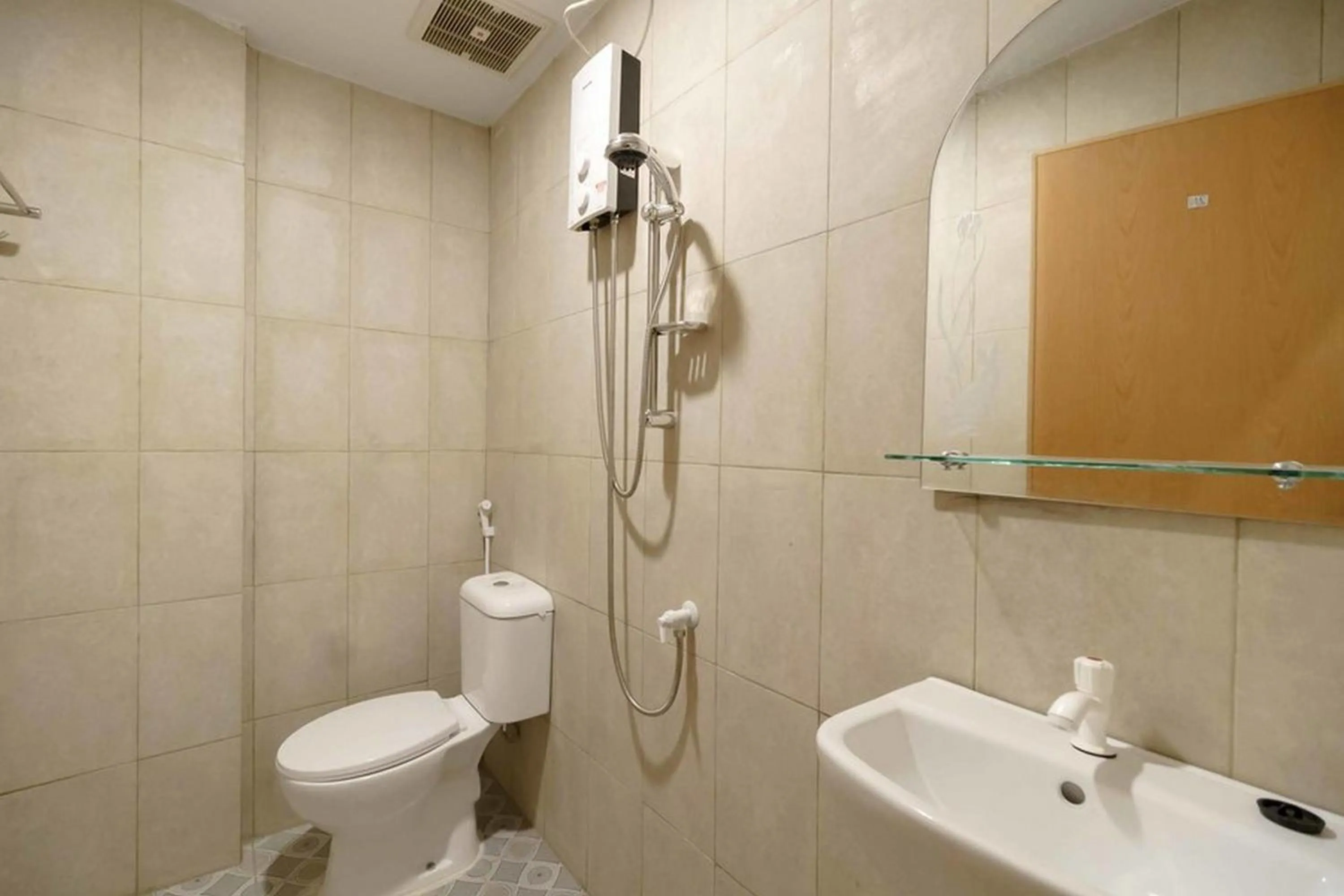 Bathroom in RedDoorz at Mutiara Residence Deli Serdang