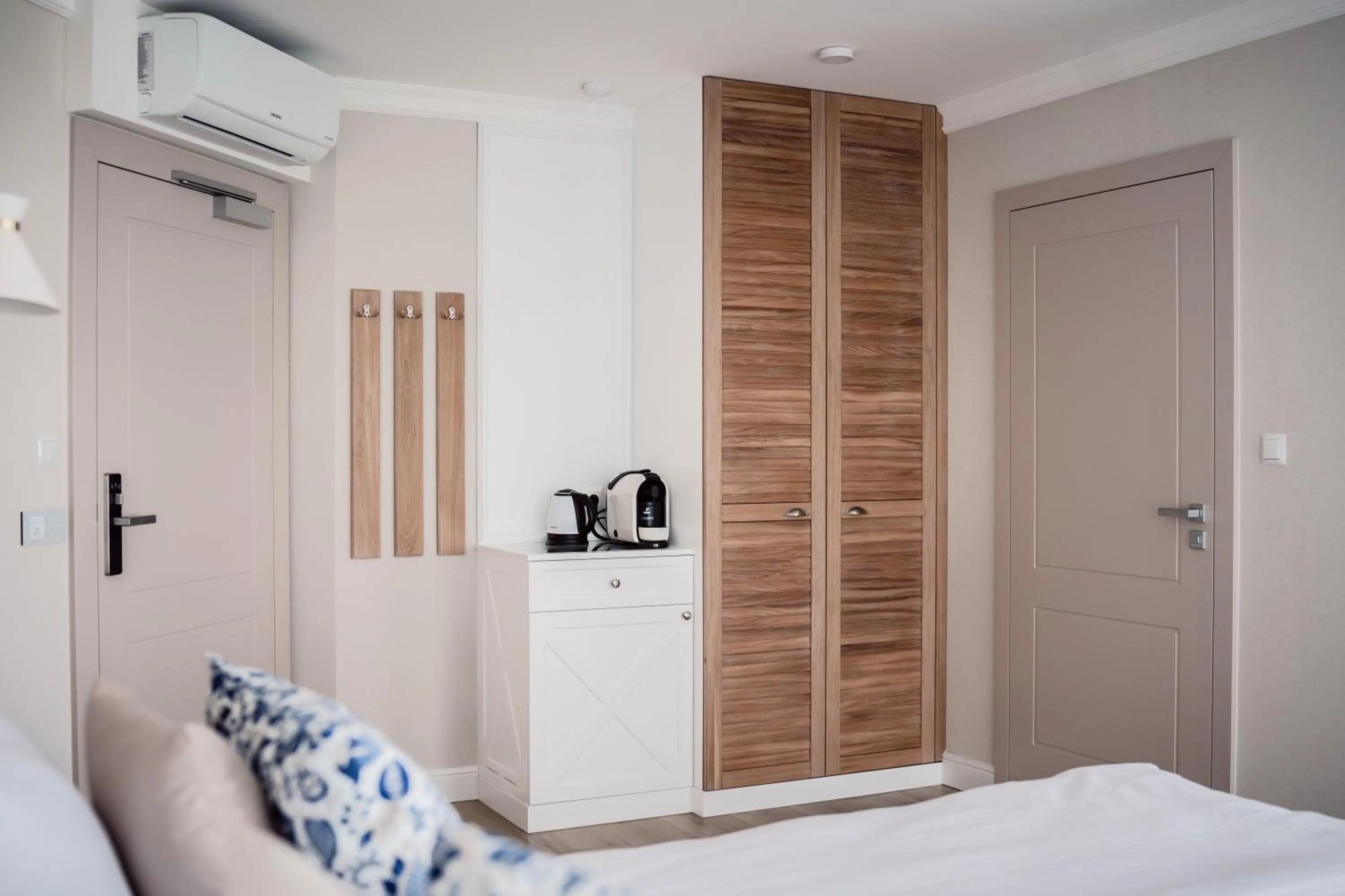 Coffee/tea facilities, Bed in Hotel Szerokie Wody Sea & Sand Ustka