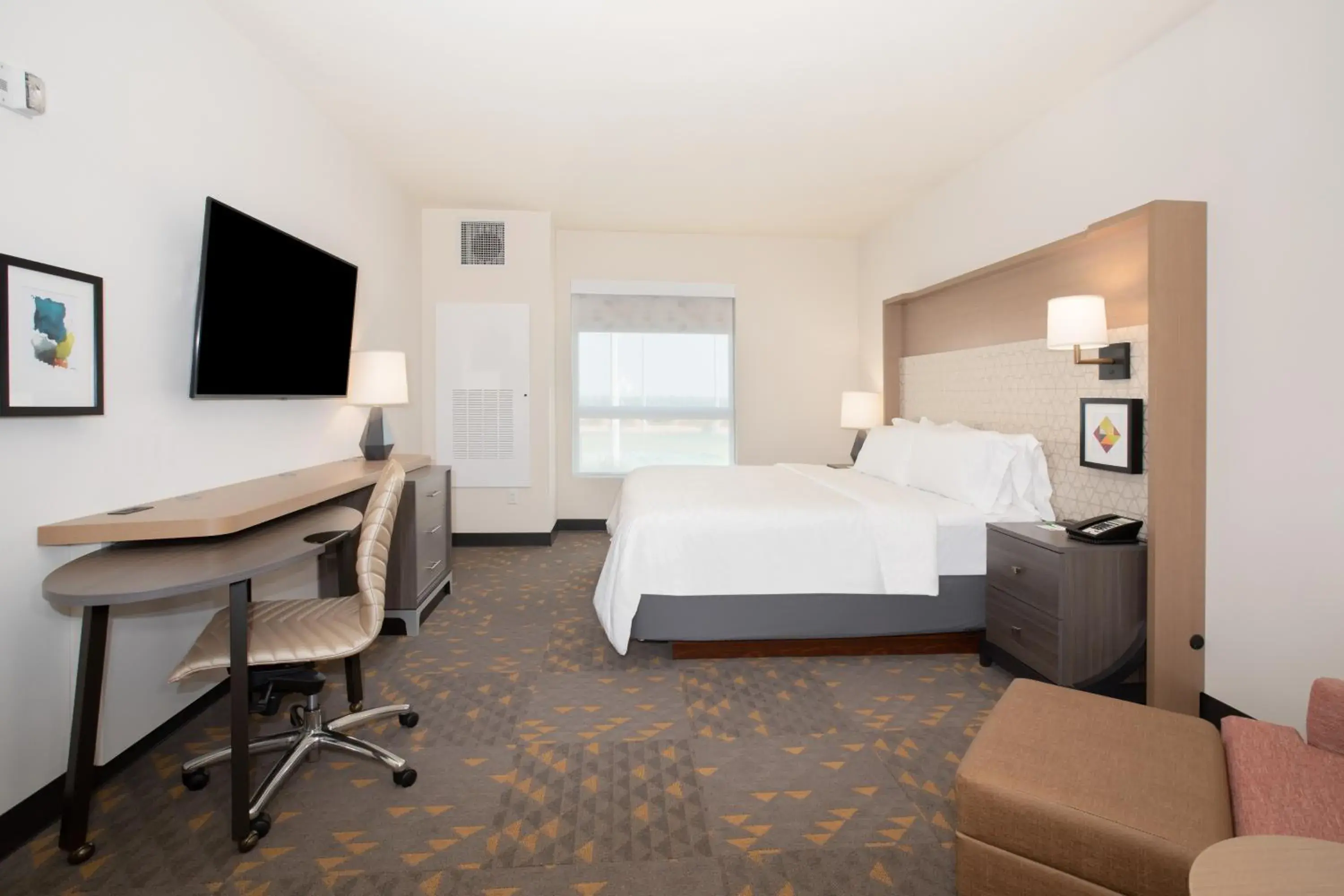 Standard King Room with Mobility Accessible Tub in Holiday Inn Glendale - Stadium & Ent Dist by IHG Standard King Room with Mobility Accessible Tub in Holiday Inn Glendale - Stadium & Ent Dist by IHG